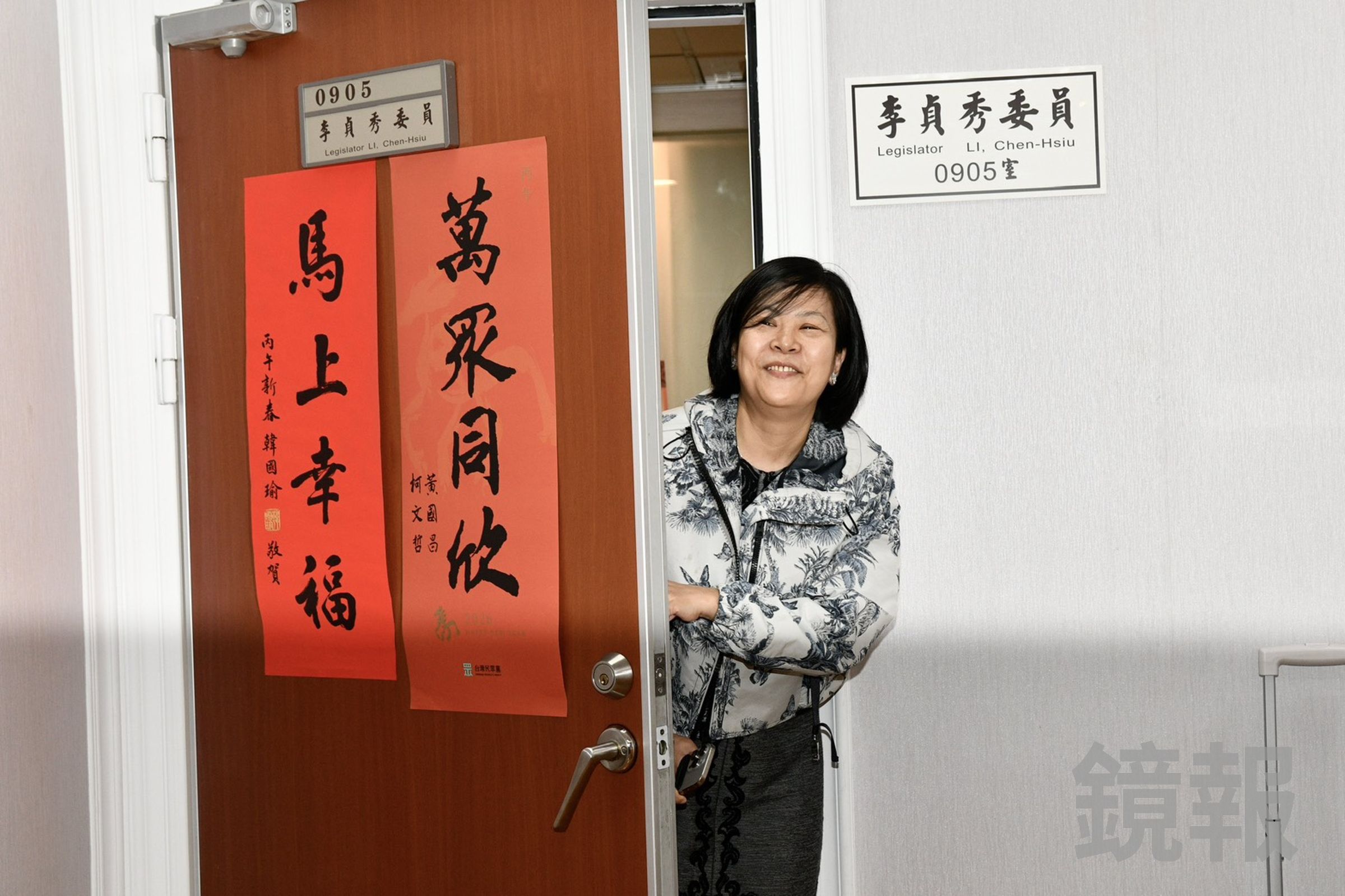 今日壽星李貞秀今一身高檔行頭現身立法院,辦理離任相關手續。(鏡報李智為)