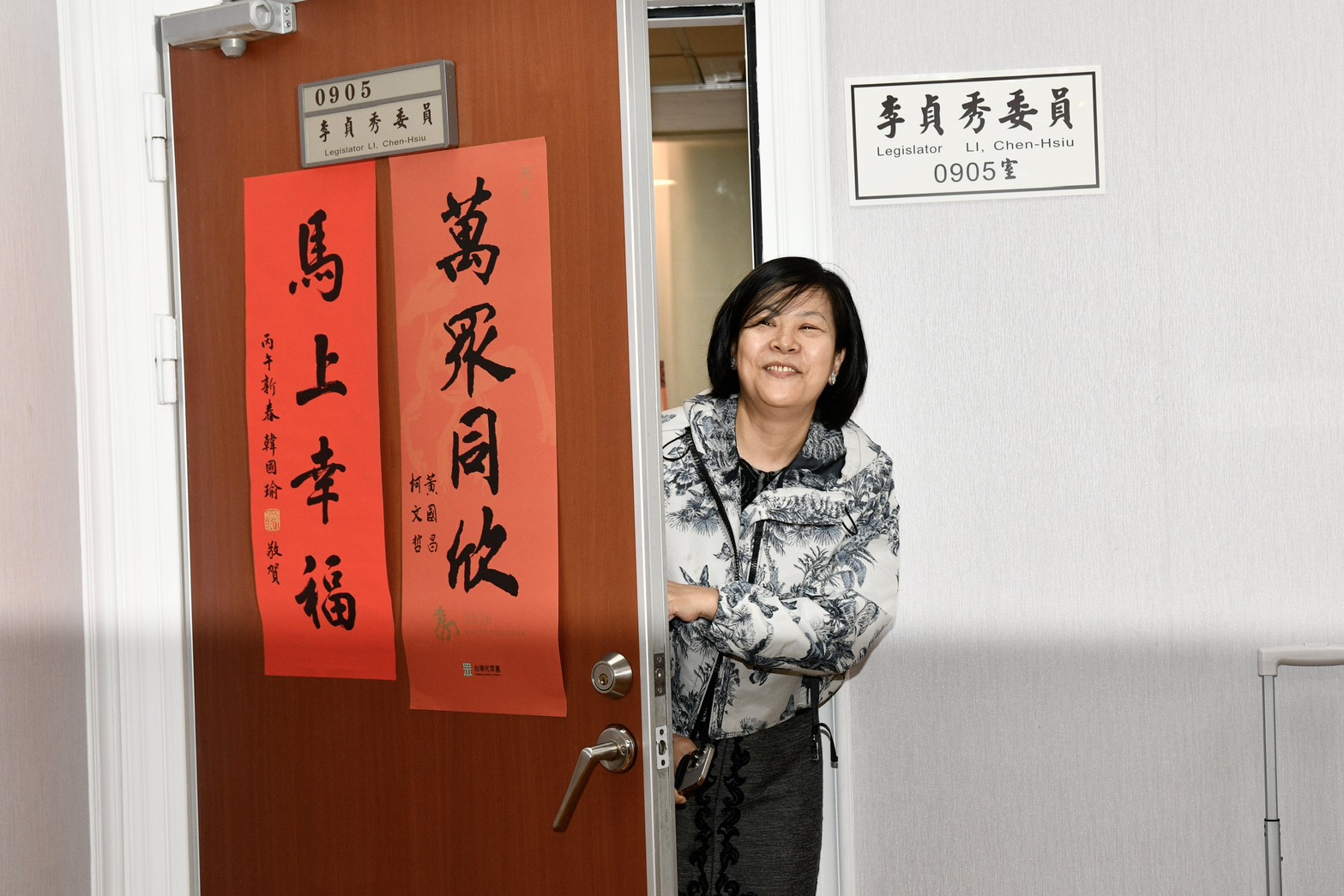 今日壽星李貞秀今一身高檔行頭現身立法院，辦理離任相關手續。（鏡報李智為）