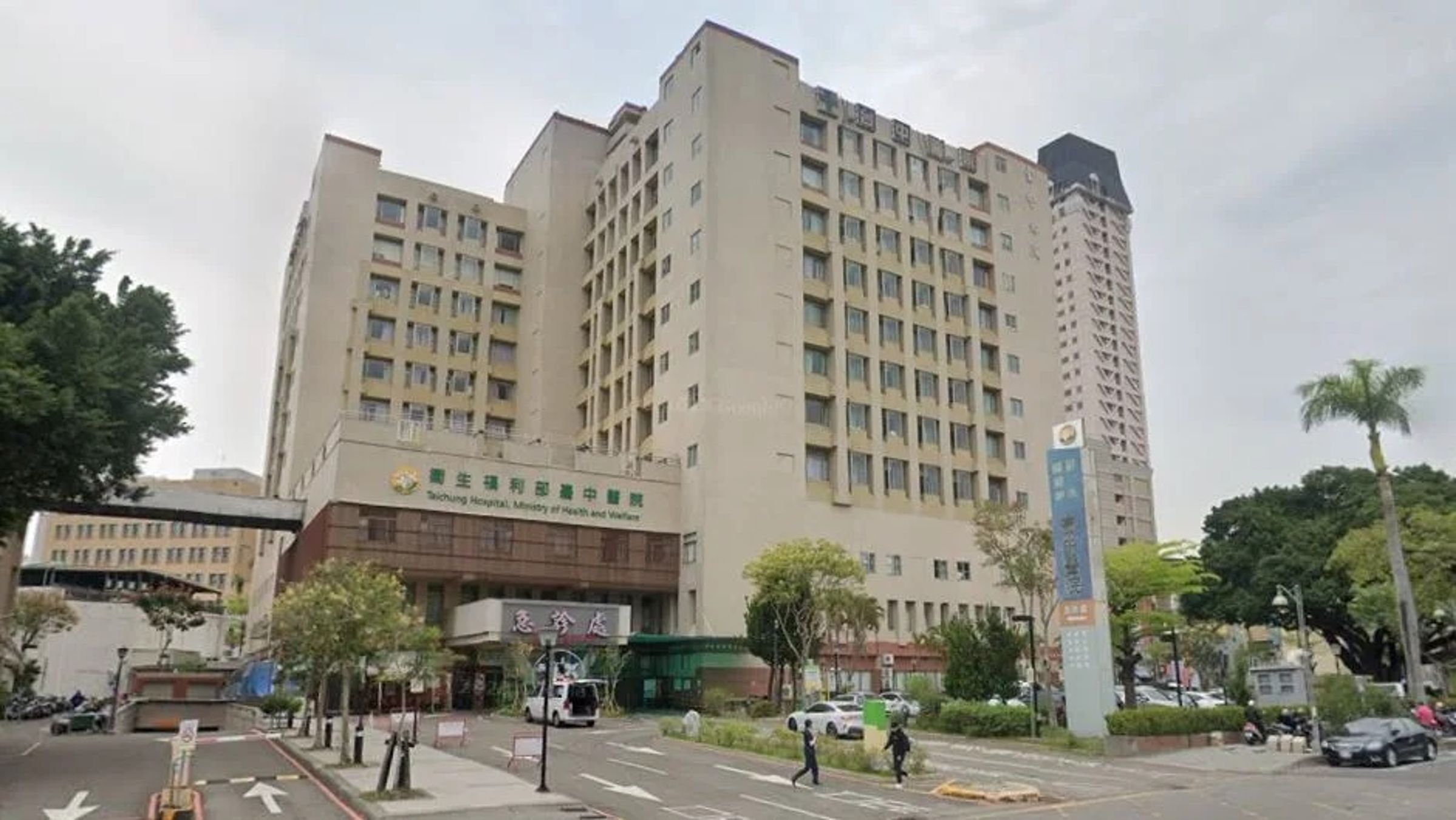 台中市一名男子昨(24日)晚間,被發現陳屍在台中醫院急診室外的機車停車場。(翻攝google maps)