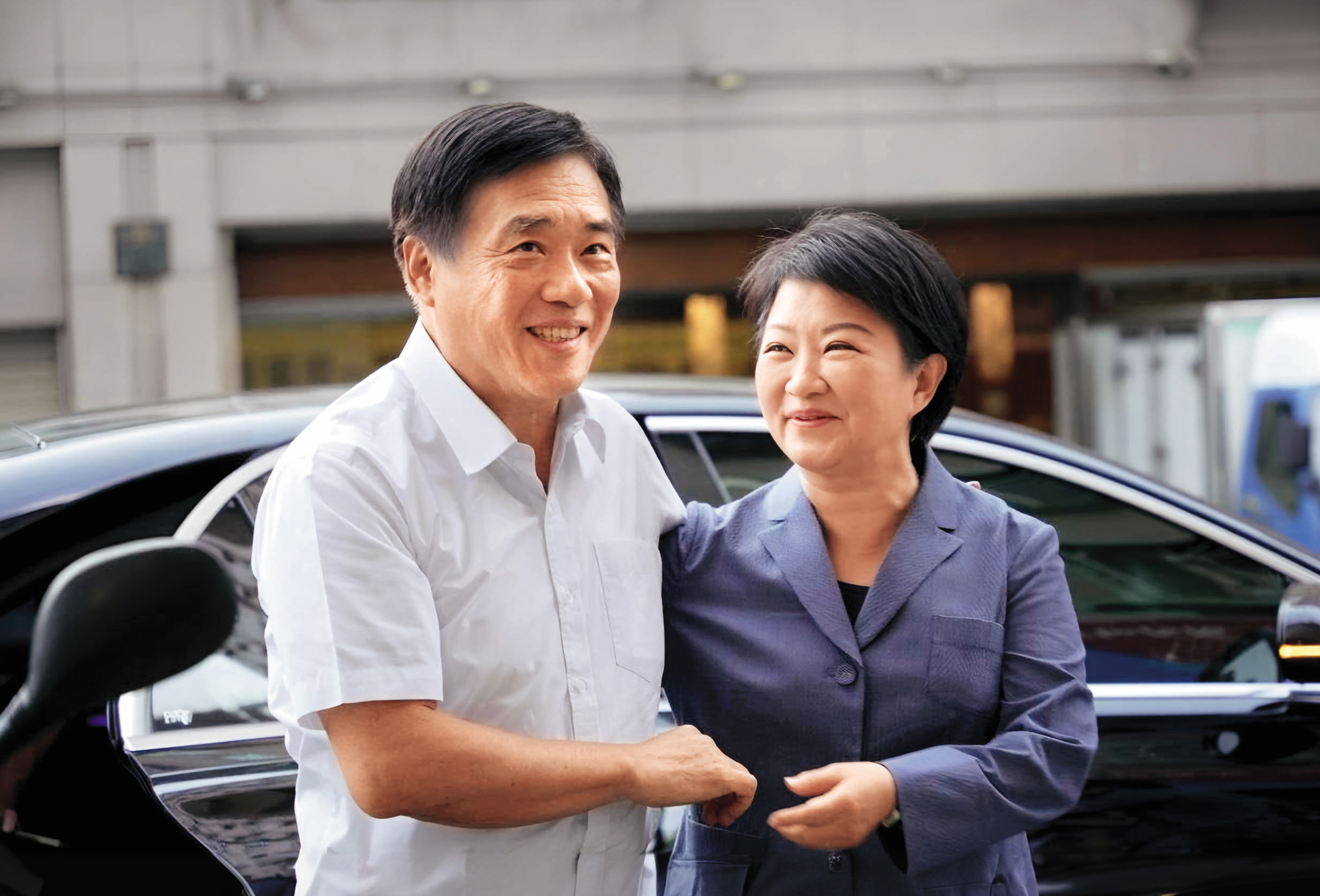 郝龍斌（左）在選戰開跑的首個週末，就找盧秀燕（右）同框吃播，表明會找盧協助黨務。（翻攝郝龍斌臉書）