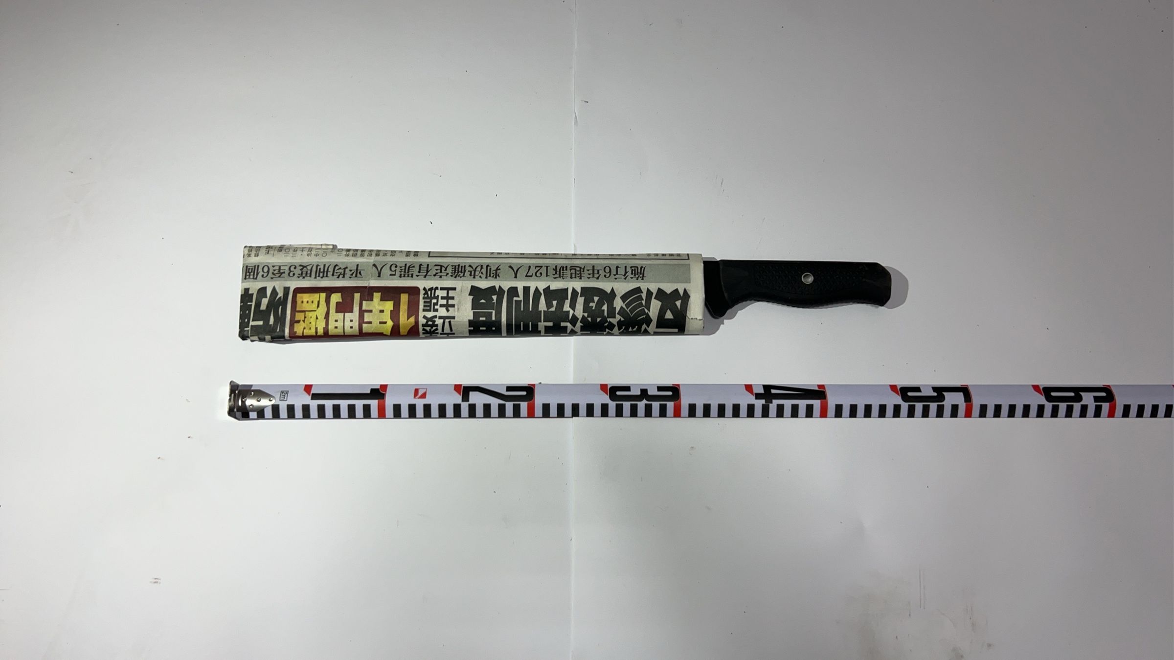 衝突中王姓男子持刀揮舞挑釁，警方一併查扣當成證物。（翻攝畫面）
