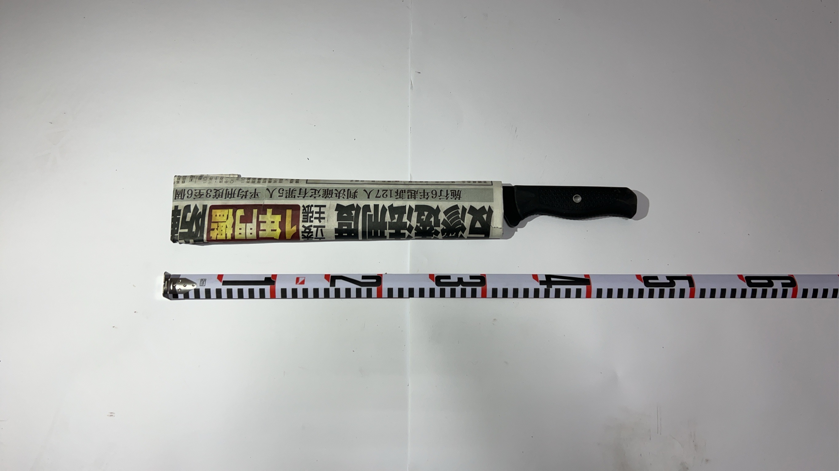 衝突中王姓男子持刀揮舞挑釁,警方一併查扣當成證物。(翻攝畫面)