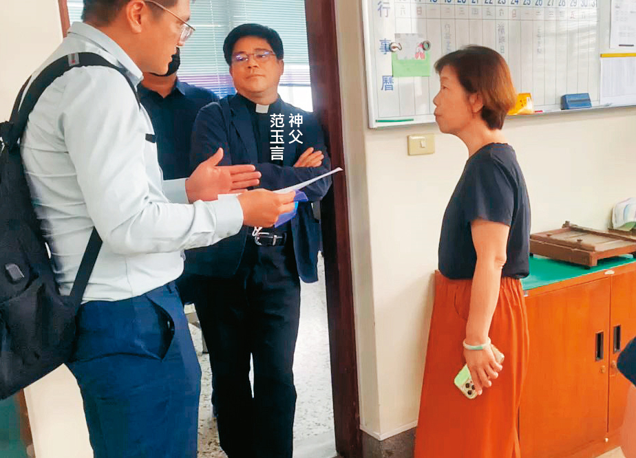 衛道中學校方無預警找來律師（左），逼神父范玉言交出總務主任職務。（讀者提供）