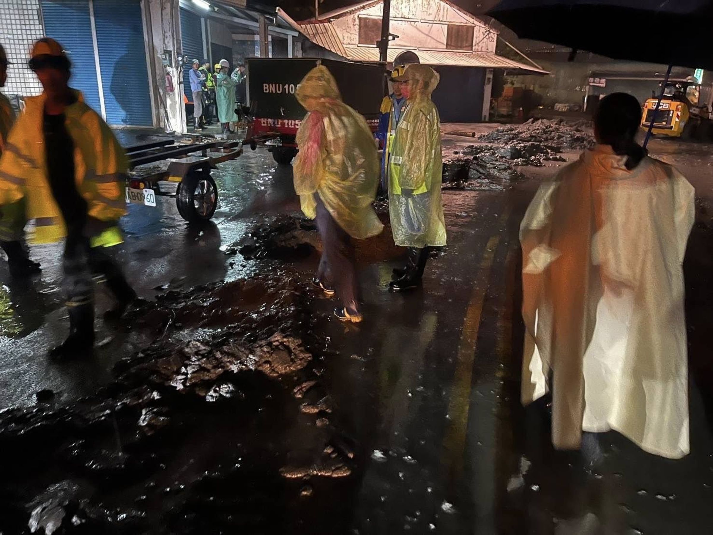 台9線馬太鞍溪橋受損，洪水退去後街道仍覆蓋厚重淤泥，民眾生活受影響。（翻攝自徐榛蔚臉書）