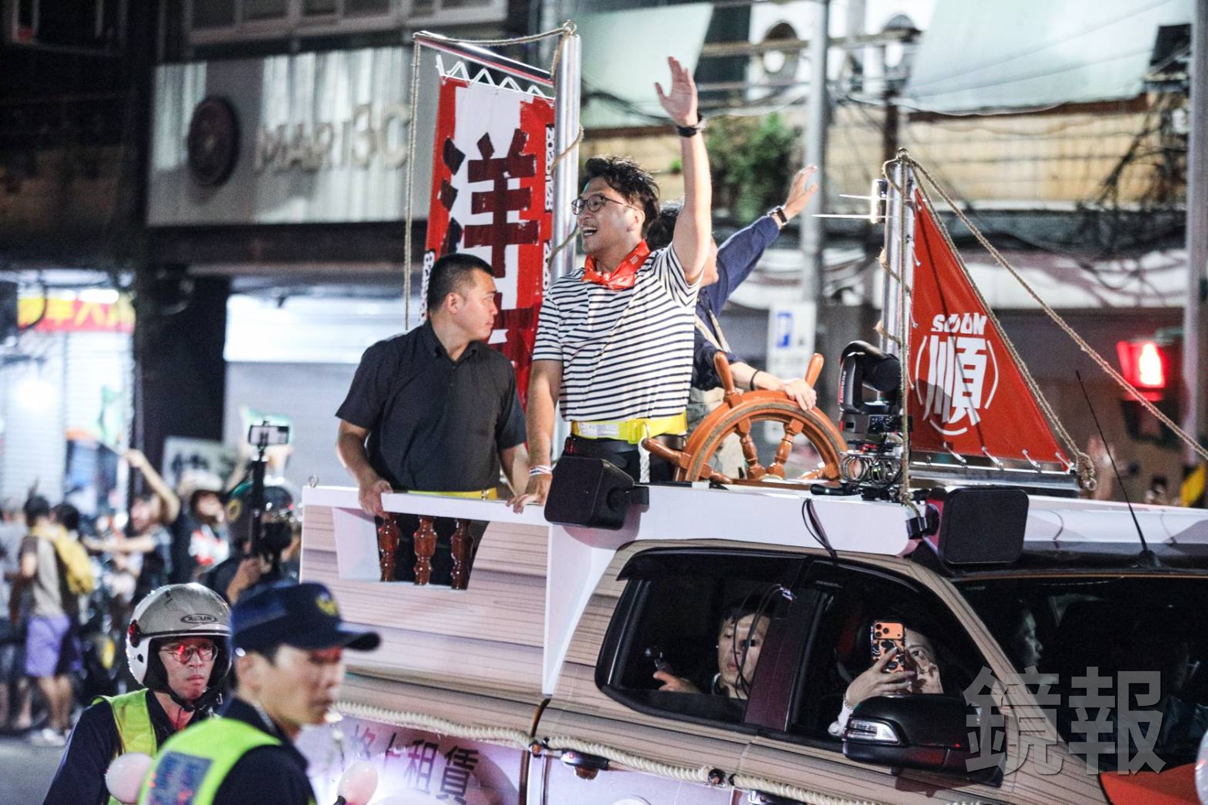 沈伯洋車掃。（鏡報鄒保祥）