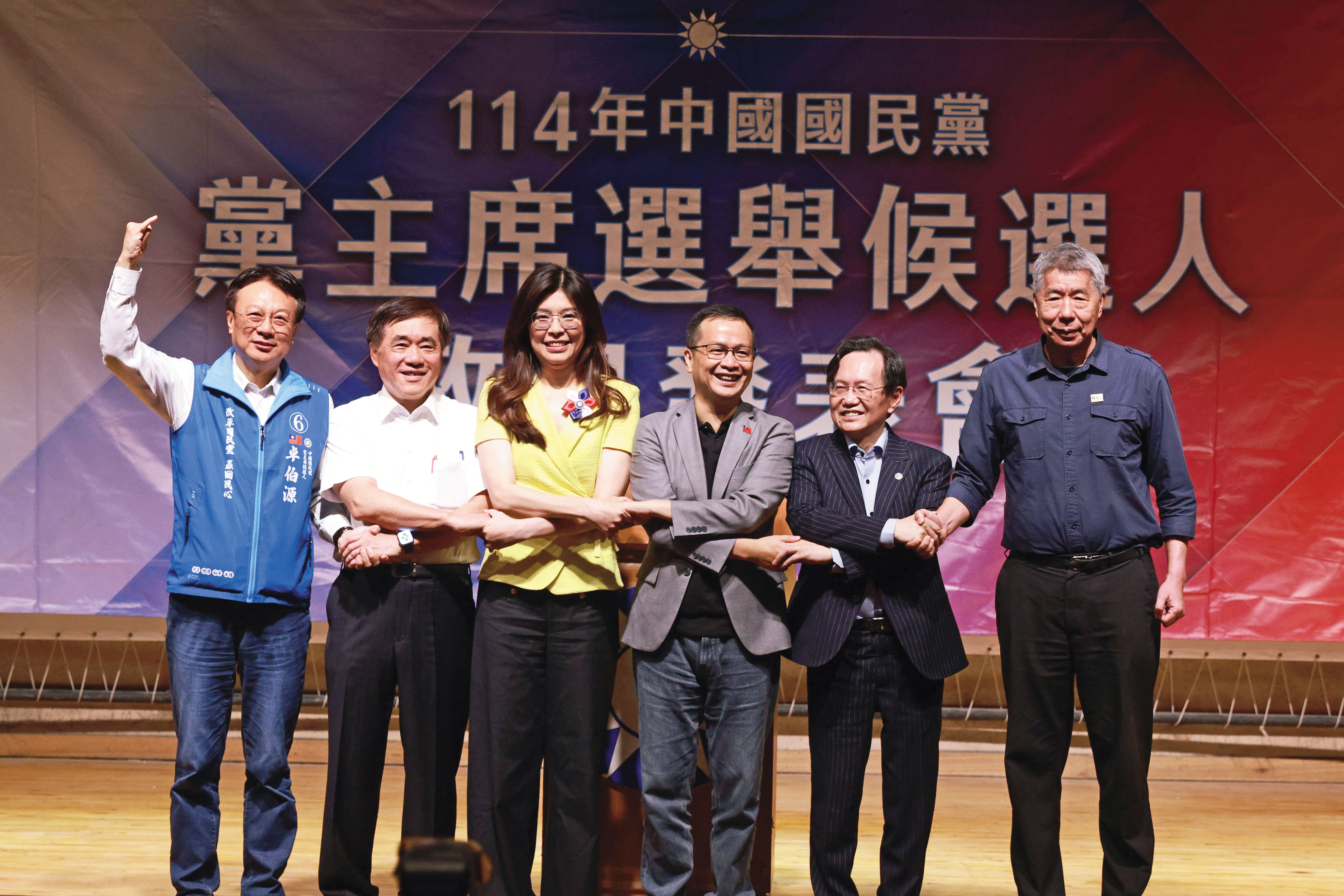 國民黨主席選舉傳出中國介選,參選人郝龍斌(左2)表示,假民調和境外網軍讓他「差點以為自己參加了烏克蘭和俄羅斯的戰爭」。(鏡報劉耀勻)