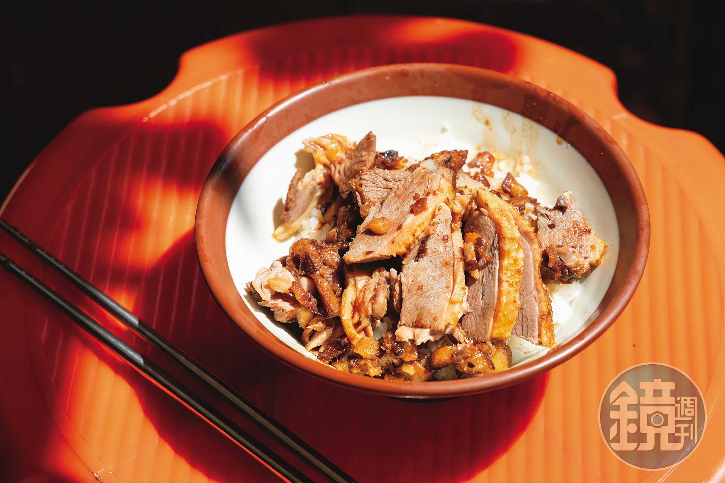鴨肉珍的「鴨肉飯」是滷肉飯與鴨肉的結合，很有特色。（60元／小碗、70元／大碗）