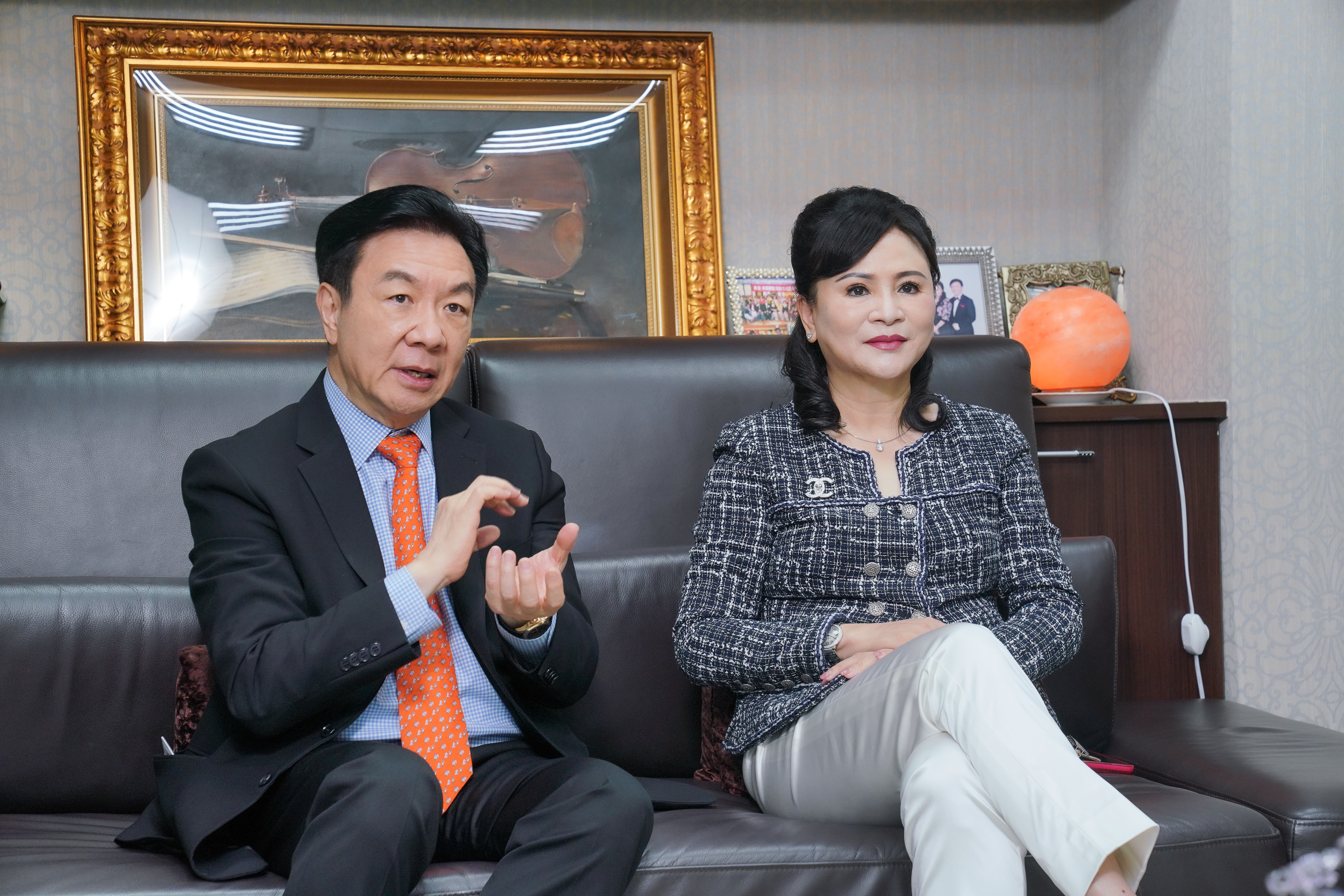 丘揚祖（左）、陳怡璇（右）一個主外一個主內帶領正成成為台灣影音設備代理商龍頭，並肩作戰近40年。