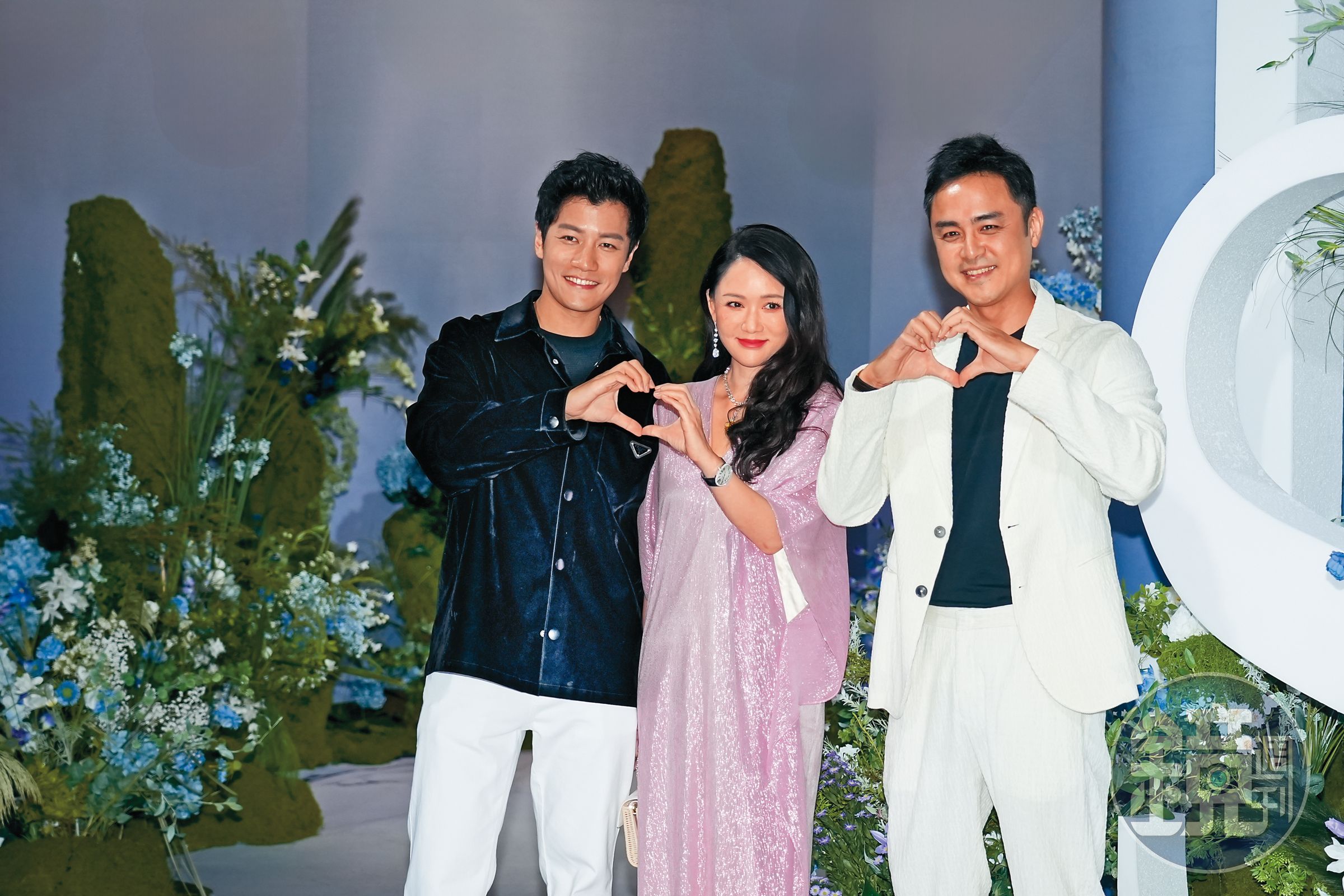 陳喬恩(中)帶著嫩尪(左)吃喜酒,「螢幕CP」明道(右)也要參一咖來個三人行,最大電燈泡94你。