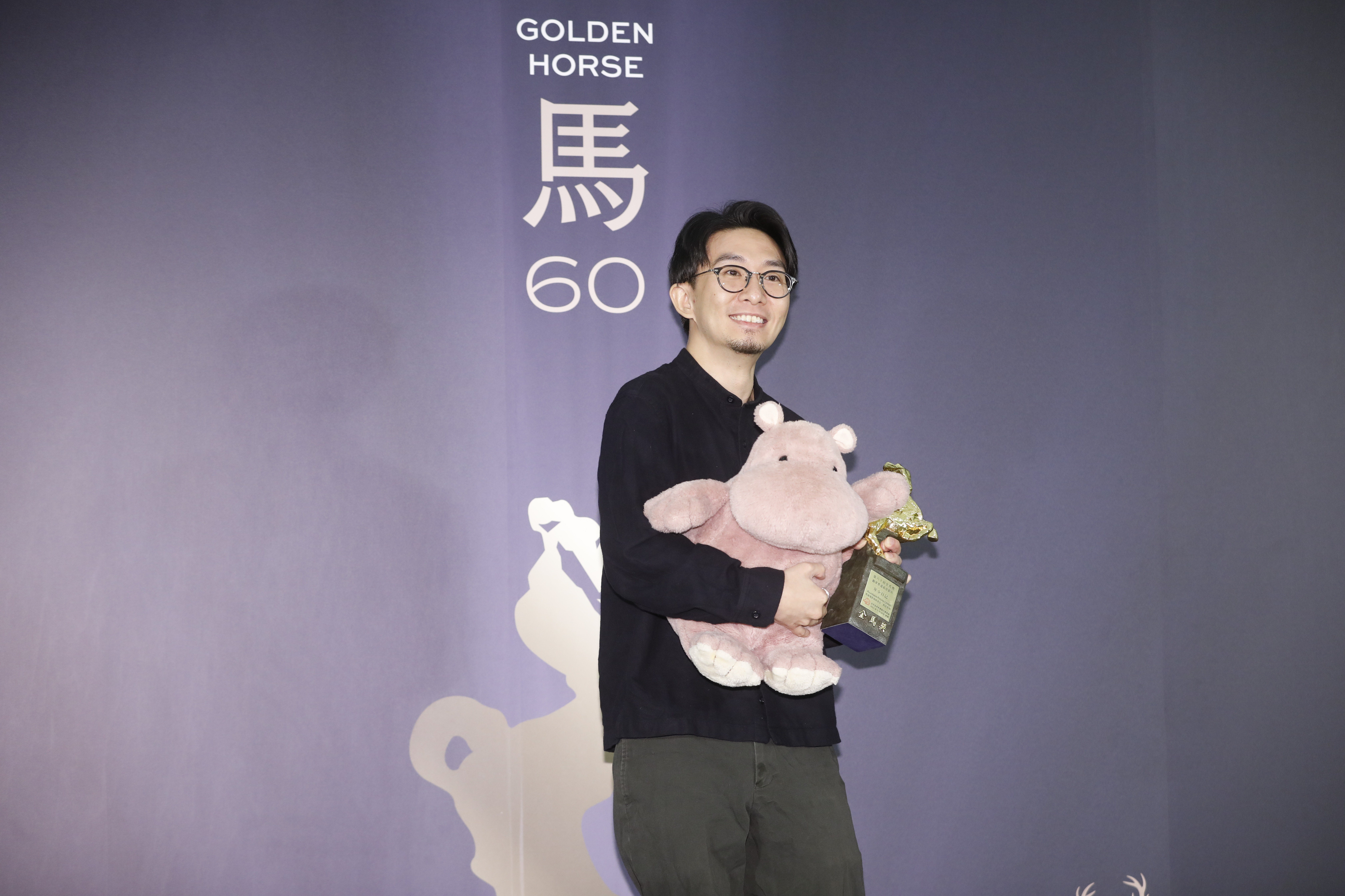 《年少日記》的導演卓亦謙拿著劇中的河馬上台領獎。