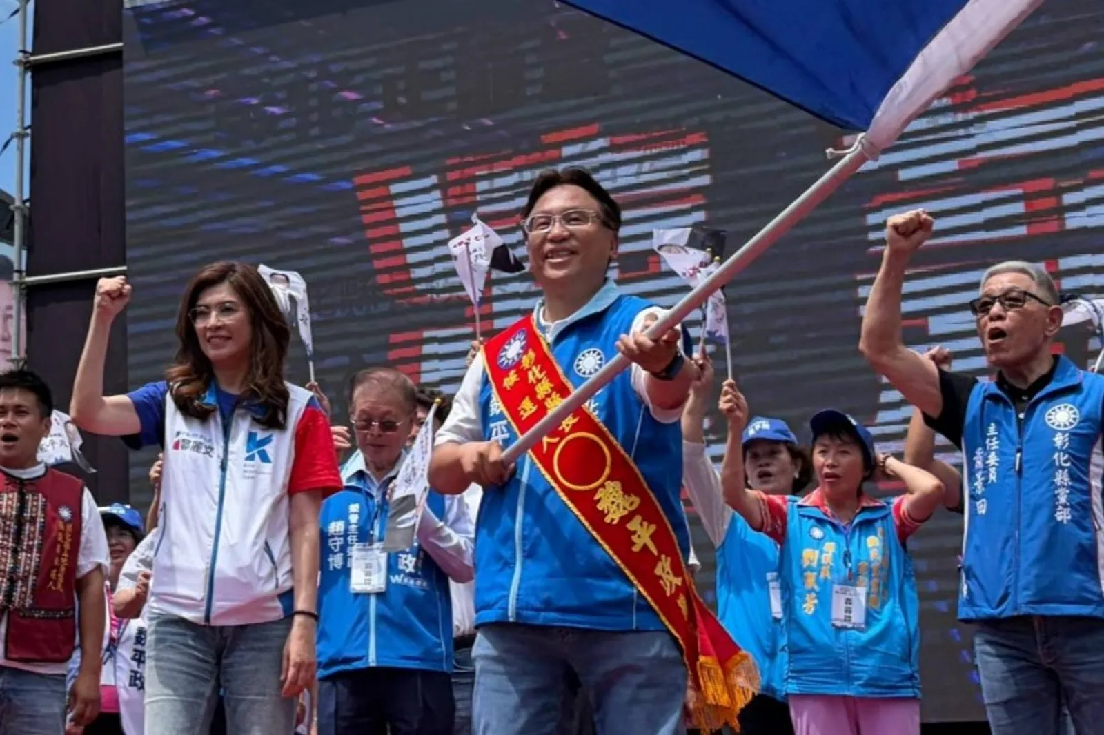 女兒喊「留言超過一萬則,就帶我暢遊全世界的迪士尼」挨轟,魏平政今幫滅火。(國民黨提供)