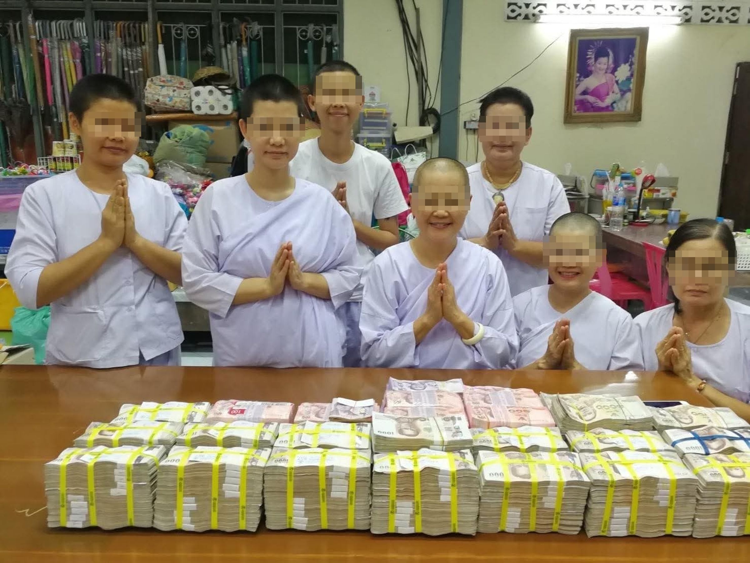 每年寺廟功德收入近1億泰銖，而捐款人名單多為寺內尼姑與工作人員，且大多無正職或營業登記，卻能每年捐出數百萬，引發洗錢疑雲。（翻攝自CSI LA）