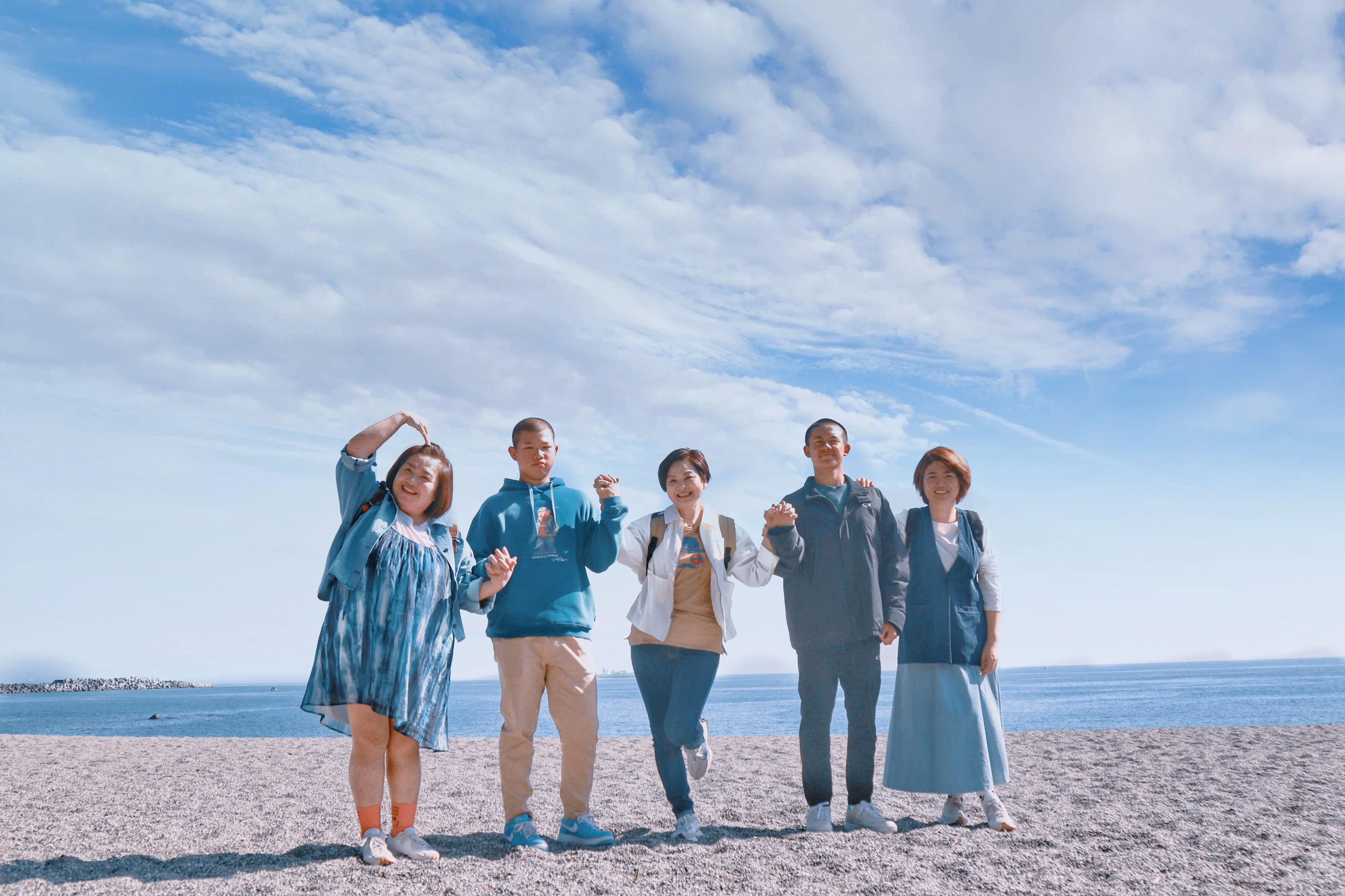 鍾欣凌、楊貴媚、嚴藝文在日出外景尋找打棒球的台灣學子。（桂田文化藝術基金會、桂田文創提供）