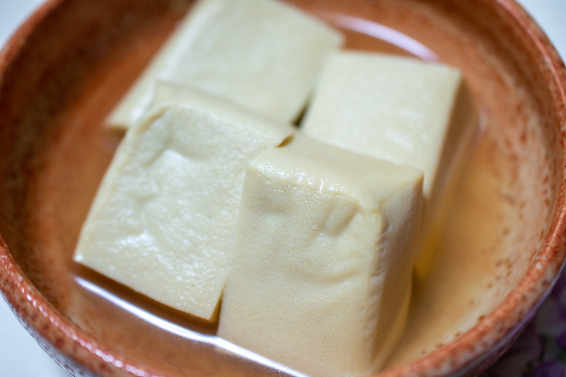 日本研究指出，日式凍豆腐（高野豆腐）富含「抗性蛋白質」，能透過腸道菌的代謝路徑，自然刺激人體分泌GLP-1，具有減脂的效果。（翻攝自PhotoAC圖庫）