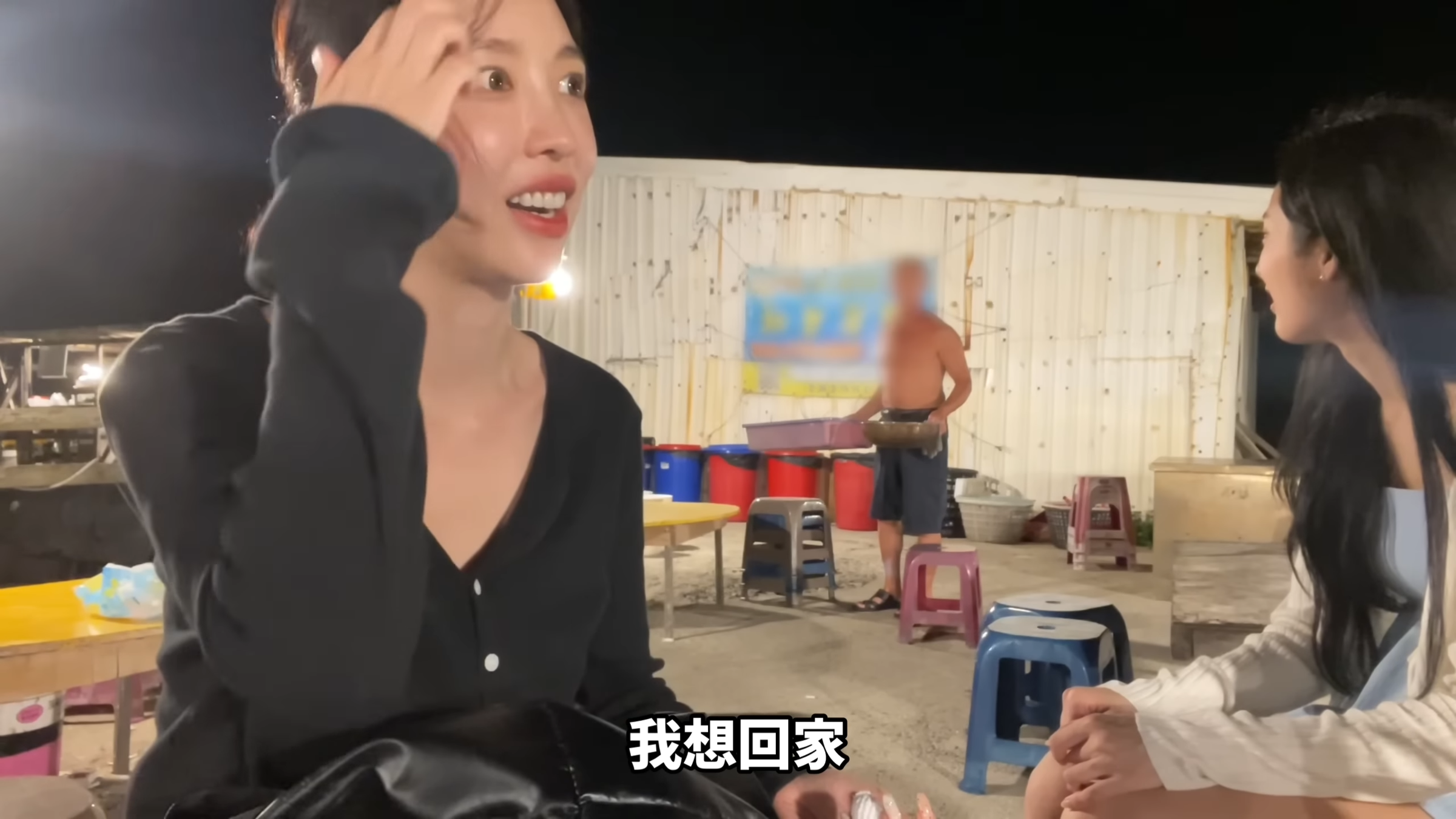 尹到怡被老闆態度嚇得喊「我想回家」。老闆言行也被網友批羞辱式對待,引爆社群撻伐潮。(翻攝自YouTube @ 윤도이 尹到怡 DOILY LIFE)