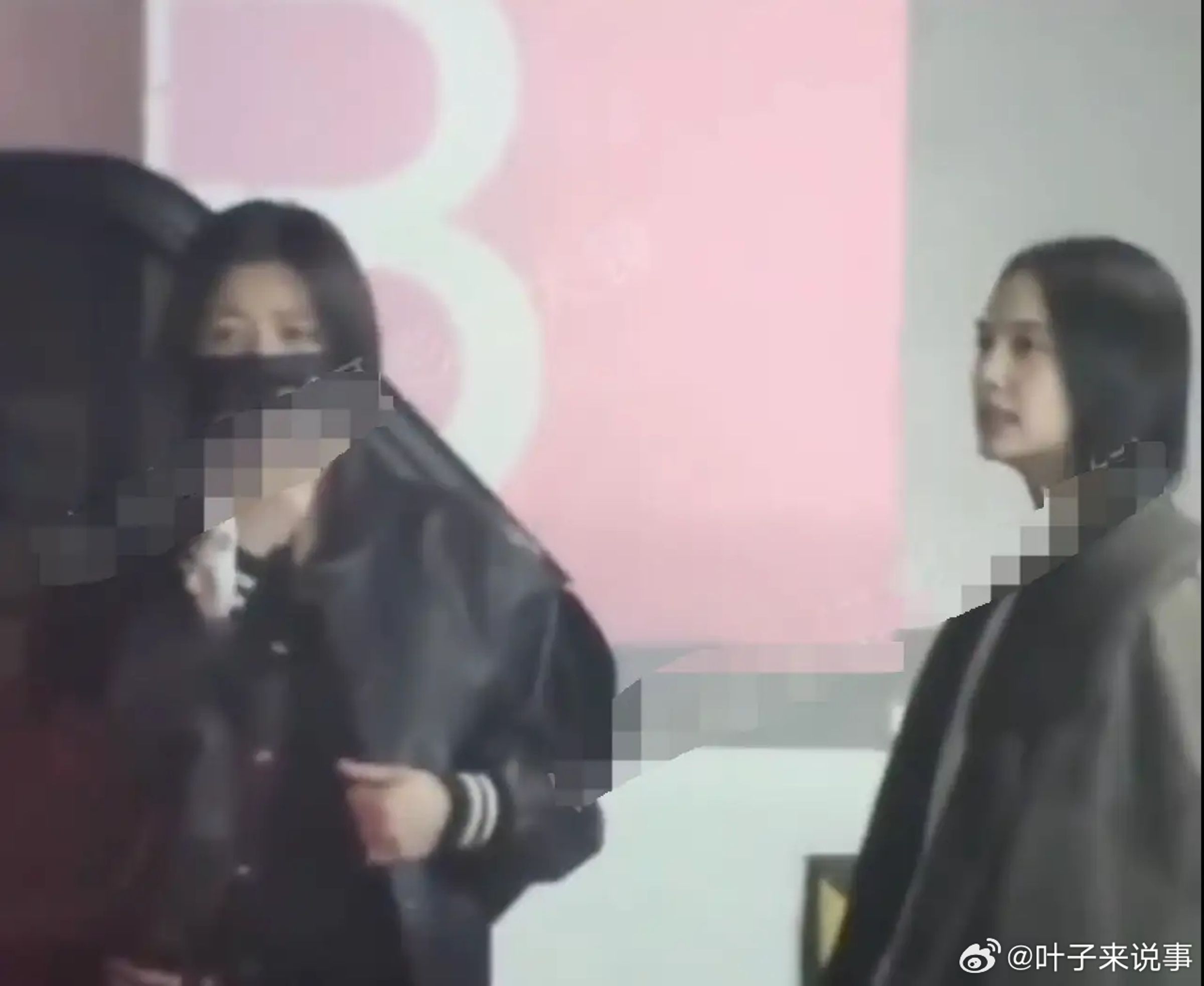陳妍希與楊丞琳聚餐,現身商場停車場,這也是陳妍希離婚後首度露面,但她狀態看起來很好。(微博圖片)