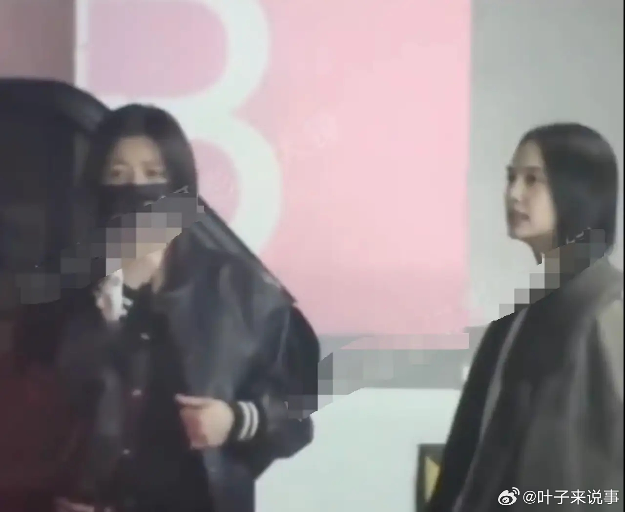 陳妍希與楊丞琳聚餐，現身商場停車場，這也是陳妍希離婚後首度露面，但她狀態看起來很好。（微博圖片）