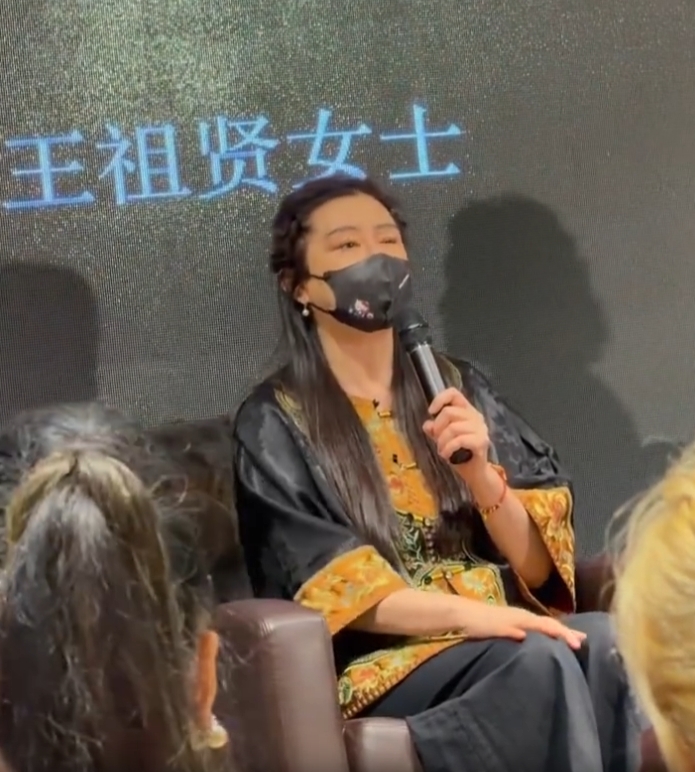 王祖賢近日罕見公開露面,並回應當初急流勇退的原因。(翻攝自微博)