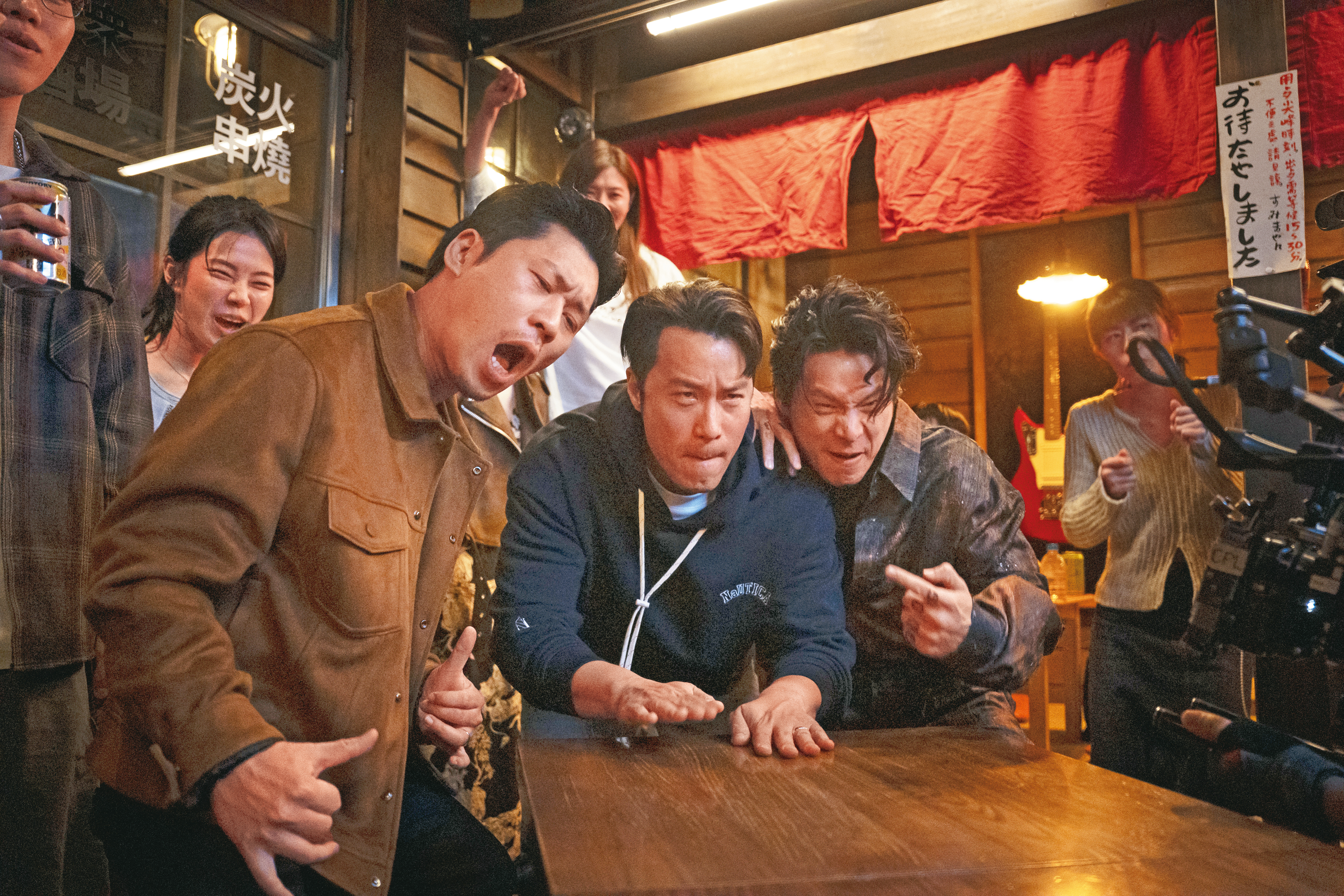 在戲裡，黃迪揚（前排左起）、張孝全與姚淳耀從年輕到中年都是好哥兒們。（公視提供）
