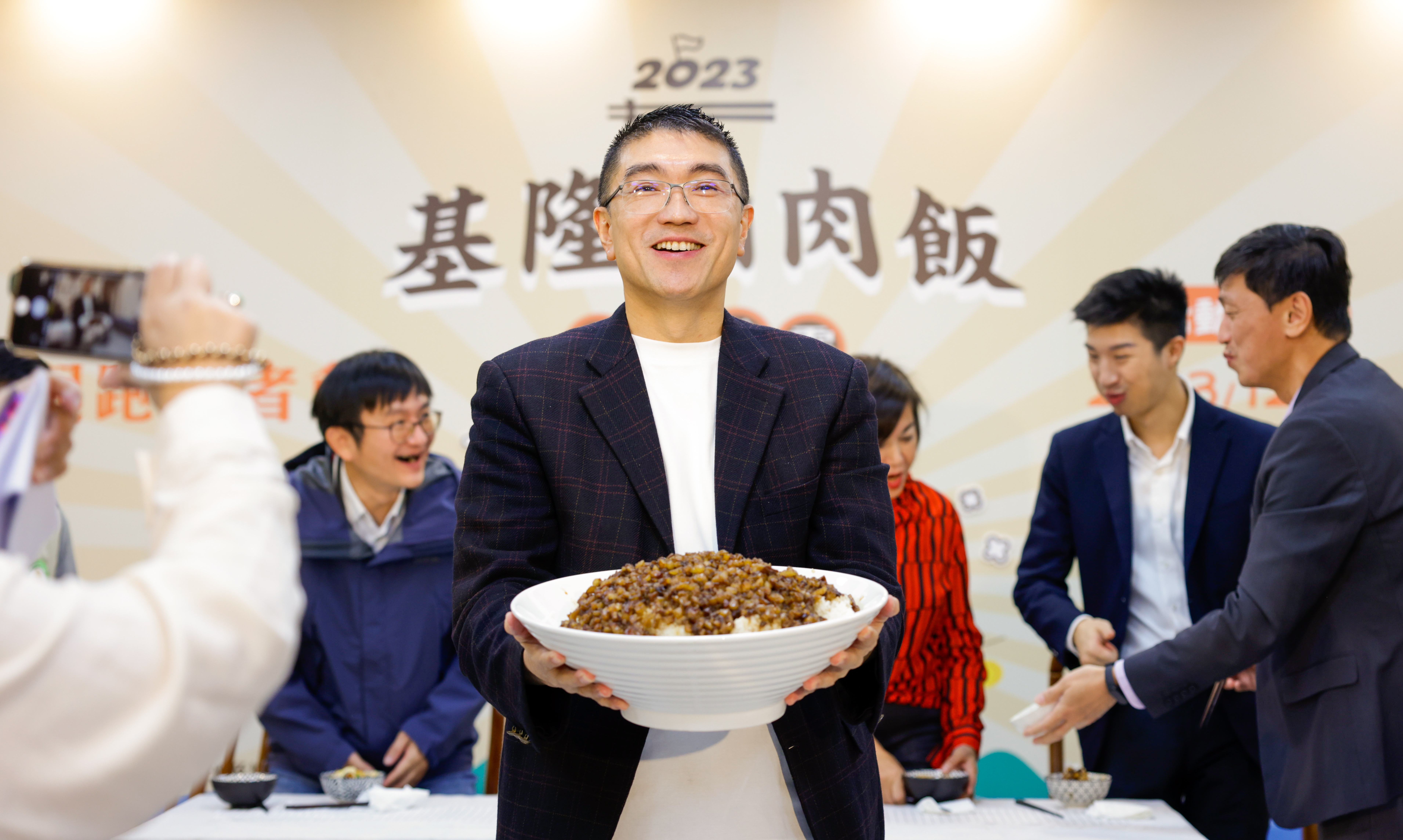 基隆市長謝國樑雙手高捧大碗公滷肉飯，宣示滷肉飯節即將於基隆盛大展開。