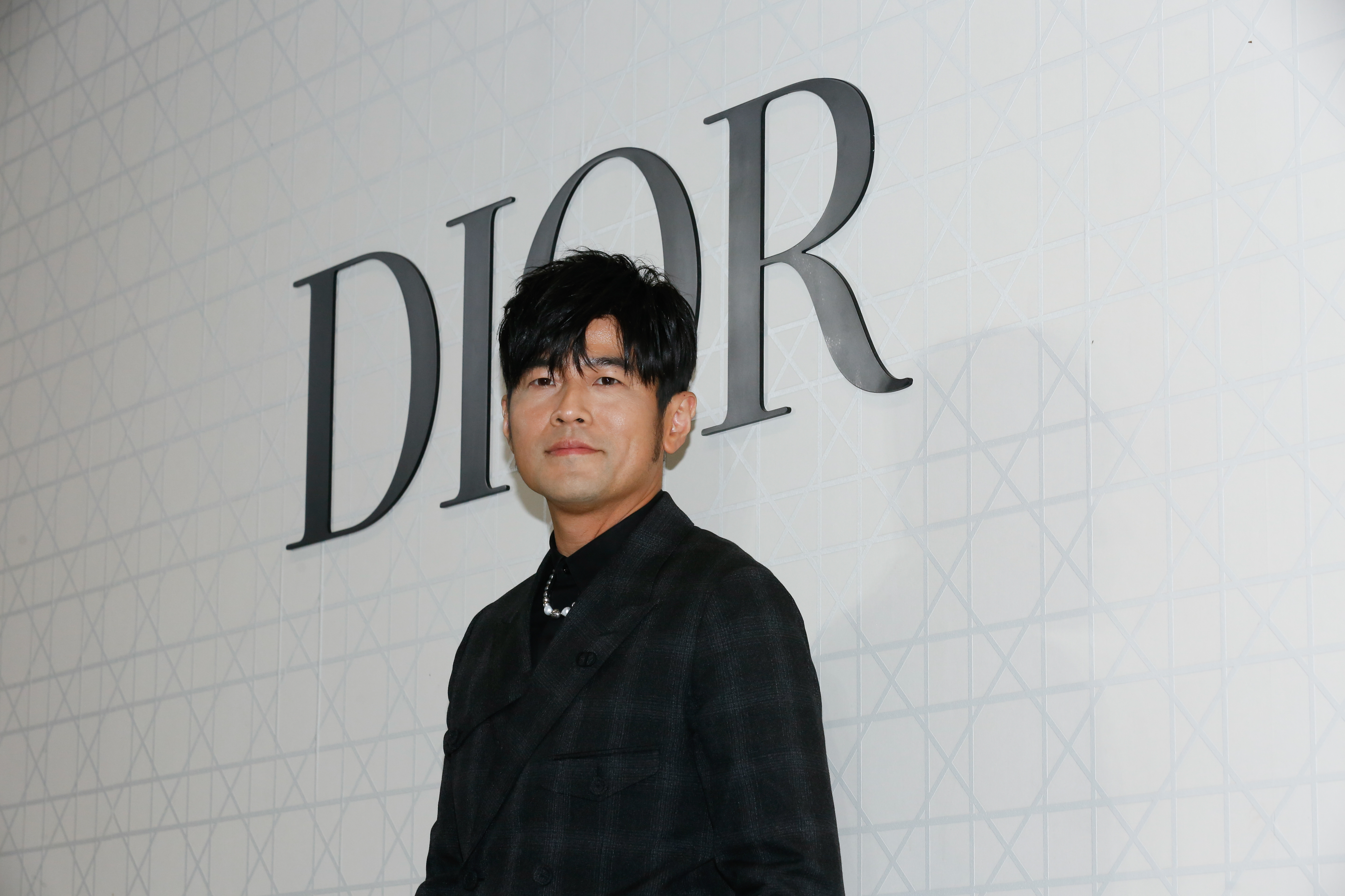 身為DIOR第一位華人身份代言人,周杰倫透露今日出席活動的打扮小巧思是珍珠項鍊。