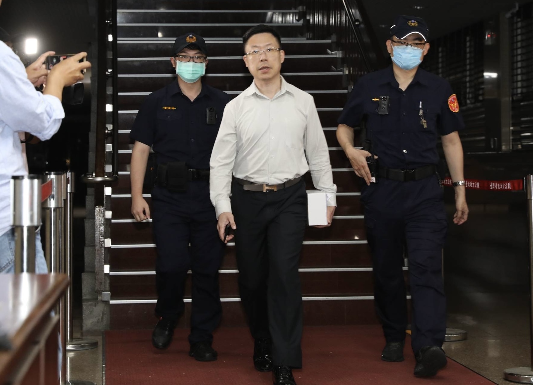 涉詐的律師王晨桓獲800萬元交保加戴電子腳環換免羈押，今日凌晨12時許，王晨桓辦妥手續後步出法院。