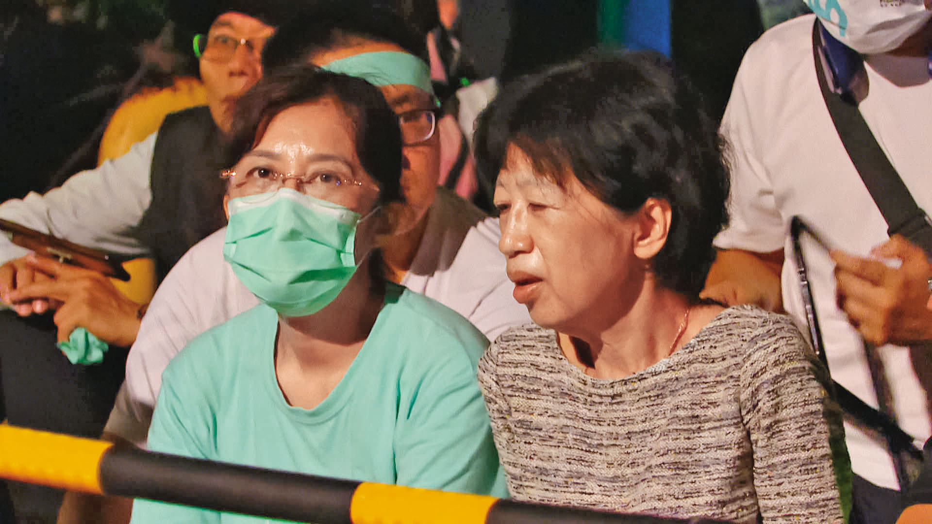 陳佩琪(右)到台北看守所附近聲援老公柯文哲,她涉以ATM存現金方式處理京華城賄款,遭調查中。(鏡新聞提供)
