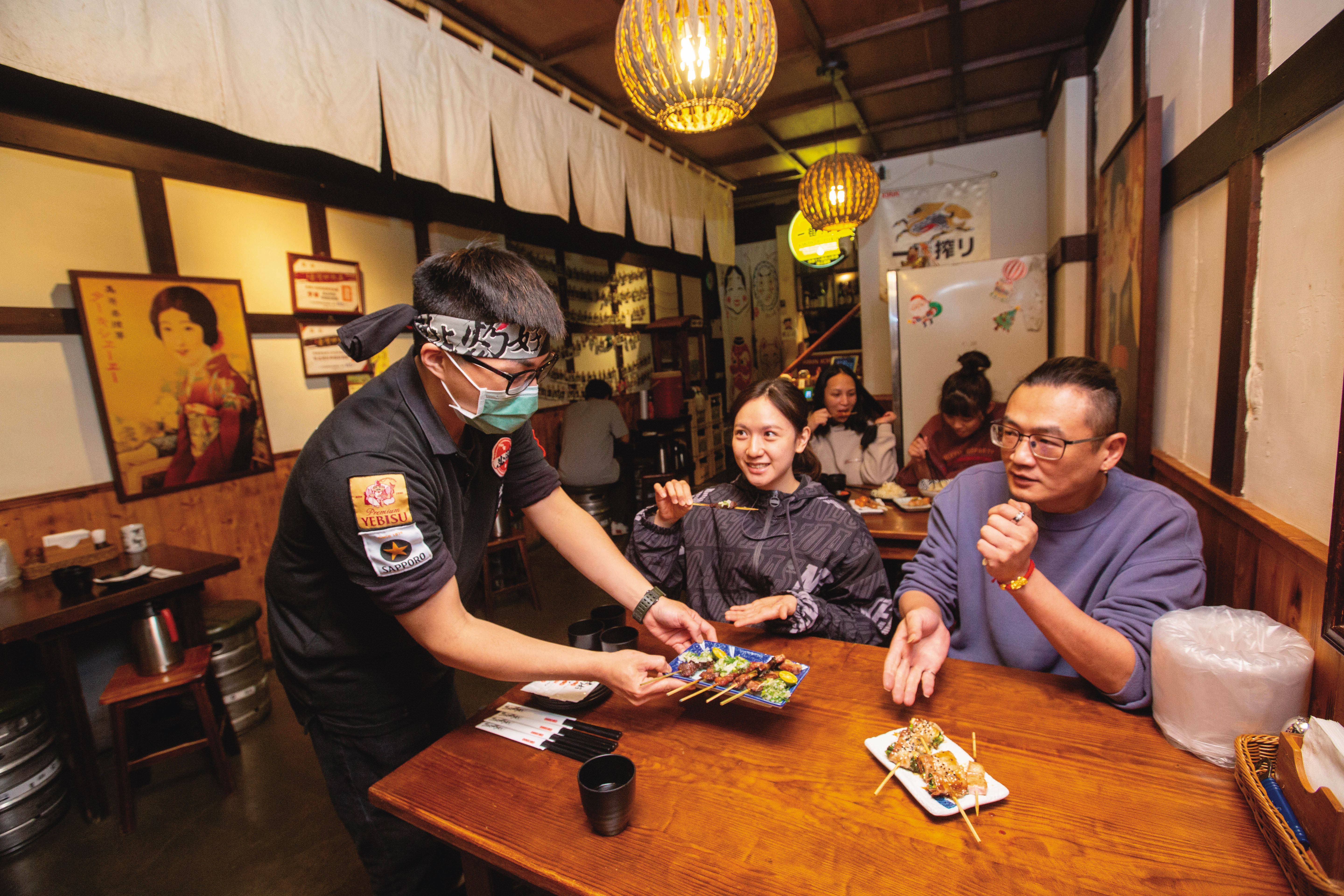 居酒屋名店林北烤好店內氣氛充滿日式風格，菜色豐富，不僅串燒強，飯菜也很好吃。
