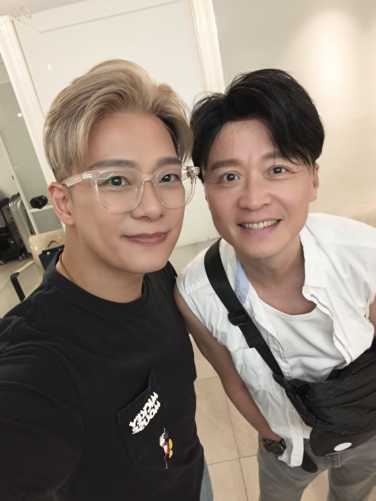 林則希幫為何豪傑挑選合適假髮,之後再經過設計師修剪合適髮型。ReCrown Hair 國王的新衣