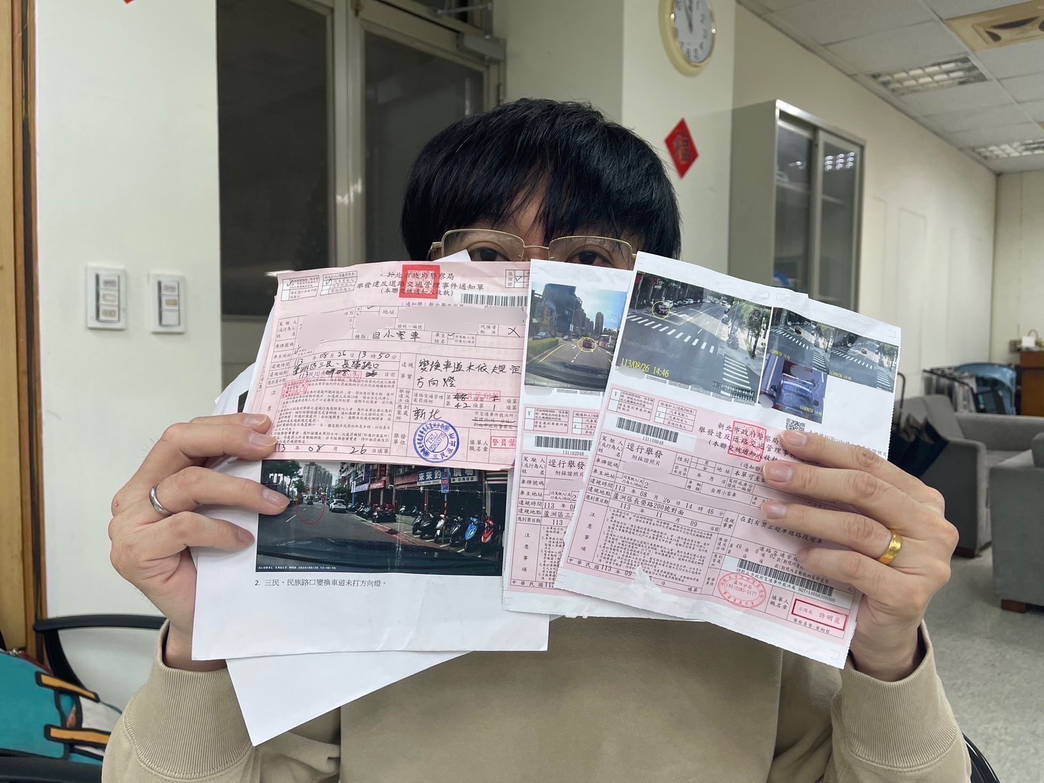 李姓民眾控訴警員專業不足，開單不符程序。