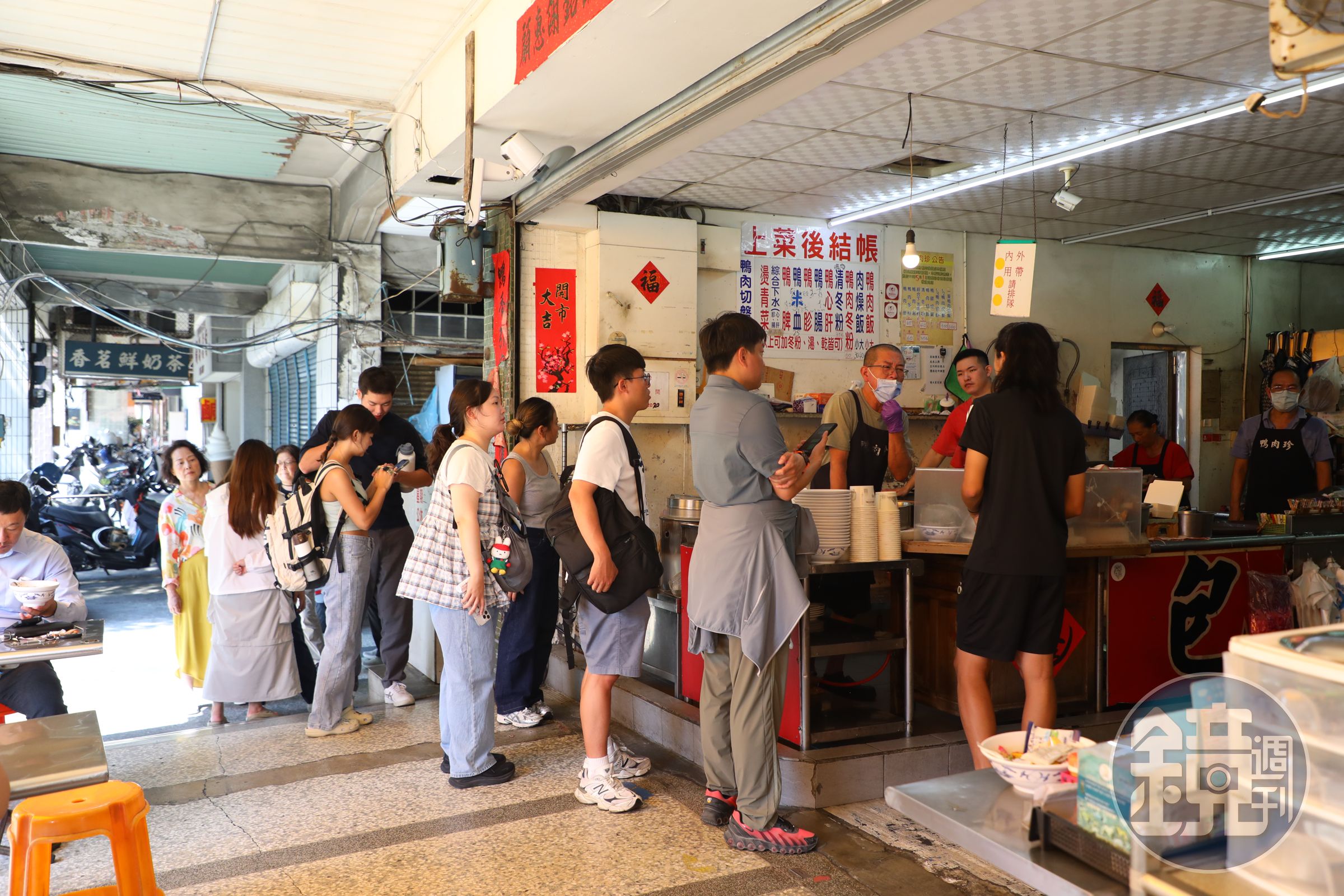 用餐時間一到，人潮絡繹不絕。