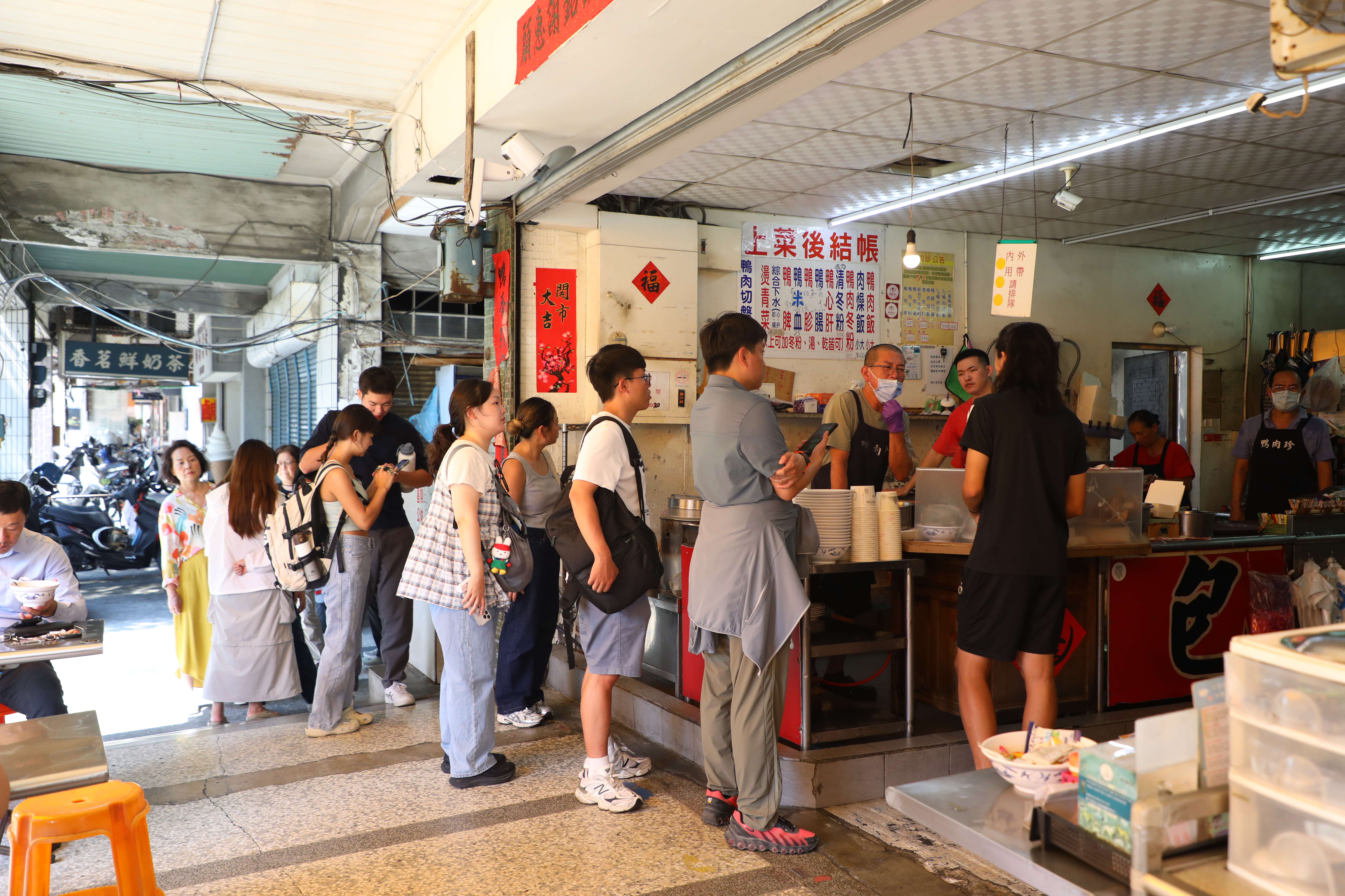 用餐時間一到,人潮絡繹不絕。