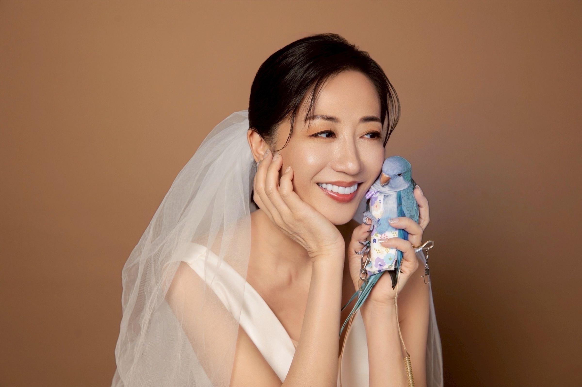 潘奕如愛鳥也陪她拍婚紗。(民視提供)