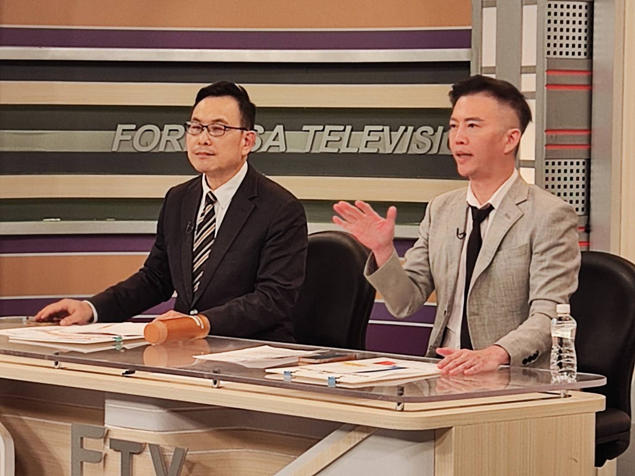 財經名嘴汪潔民(左)指加稅救健保不可行,籲對加熱菸課稅,一旁的醫師蔡豐州也呼應。(翻攝《台灣向前行》YouTube)