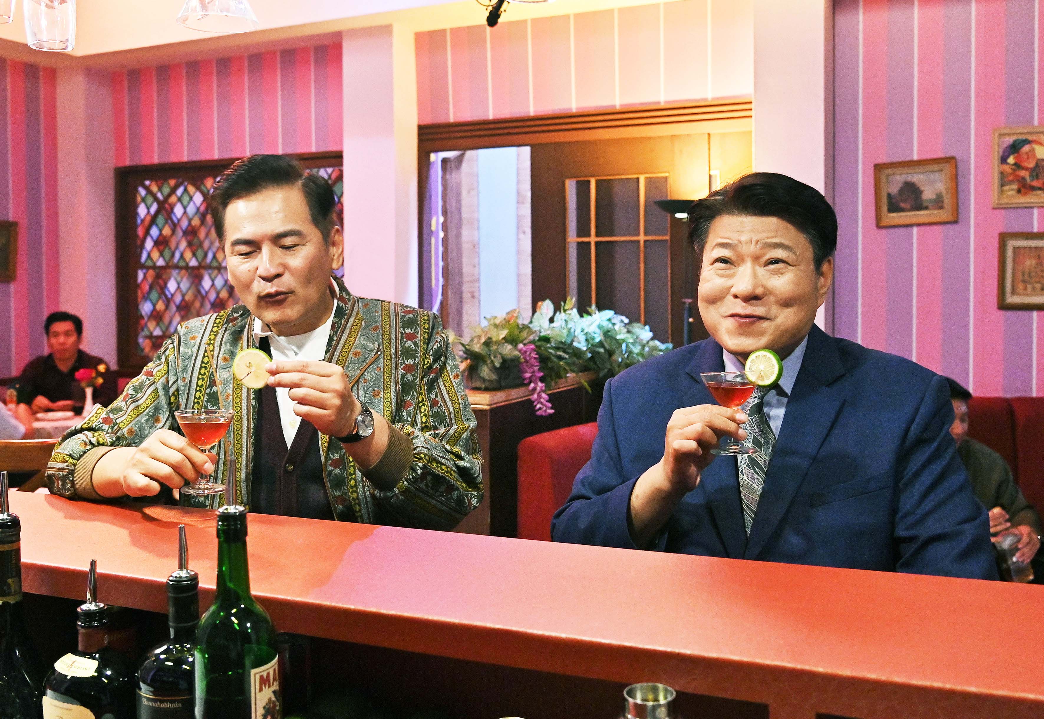 馬國賢(左)和陳文山這對劇中的活寶兄弟跑去酒吧喝酒。（台視提供）