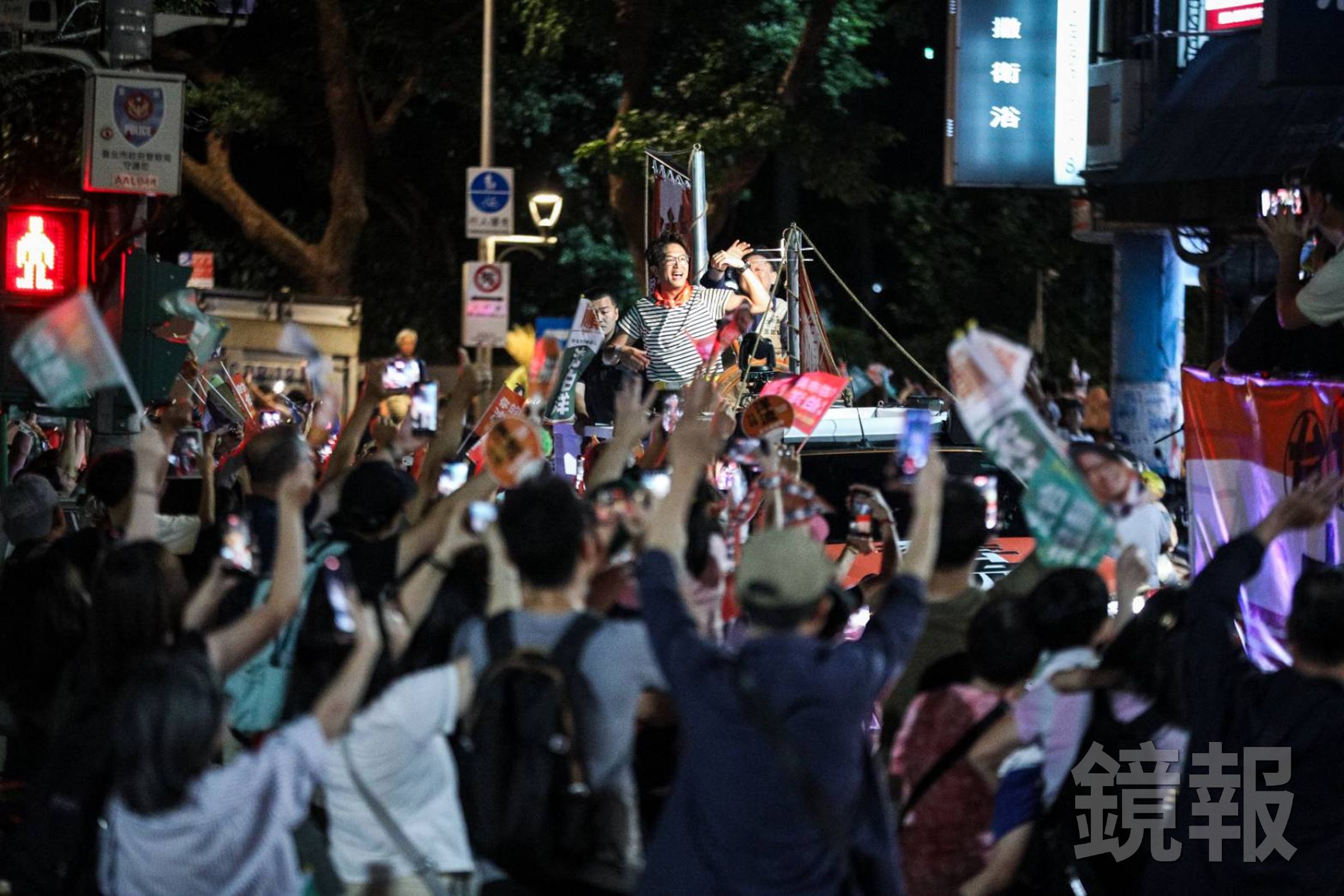 沈伯洋車掃支持者熱烈揮手。（鏡報鄒保祥）