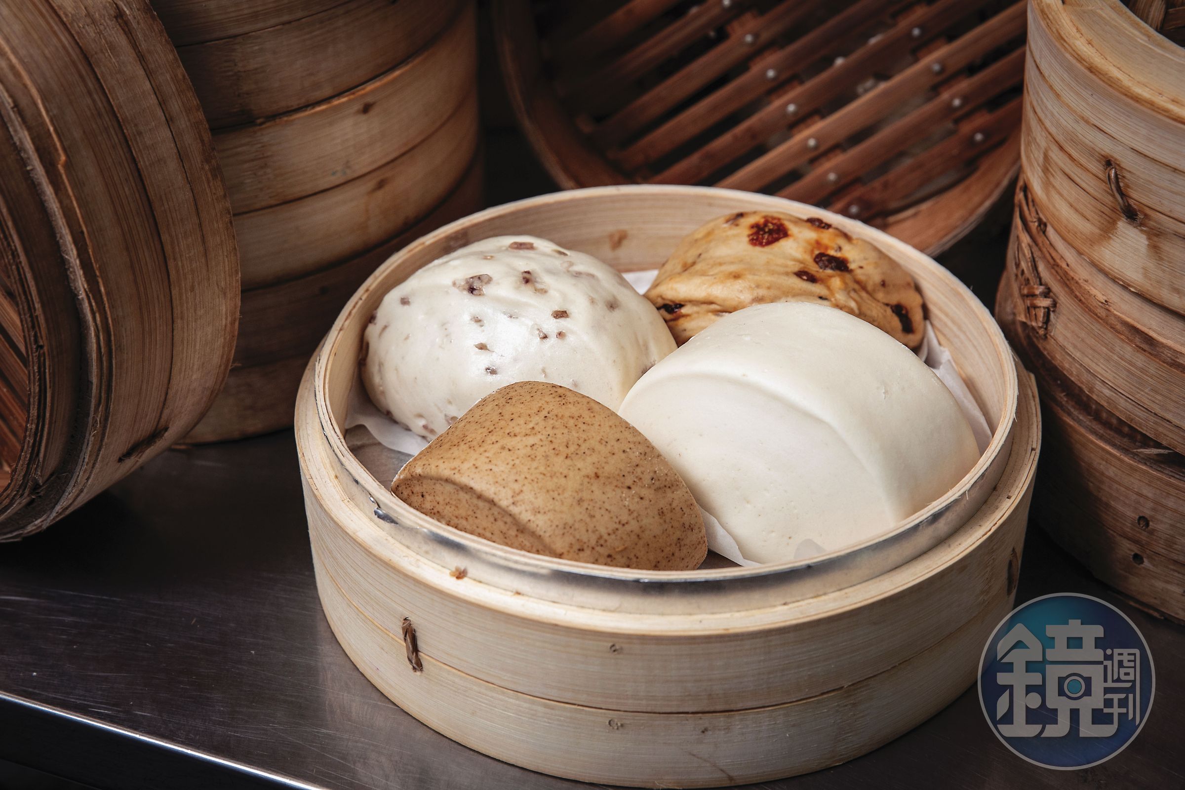 永豐盛的饅頭，以天然食材與麵團攪拌而成，口味極佳。（原味白饅頭／雜糧饅頭／黑糖饅頭，20元／顆；養生枸杞饅頭，30元／顆）