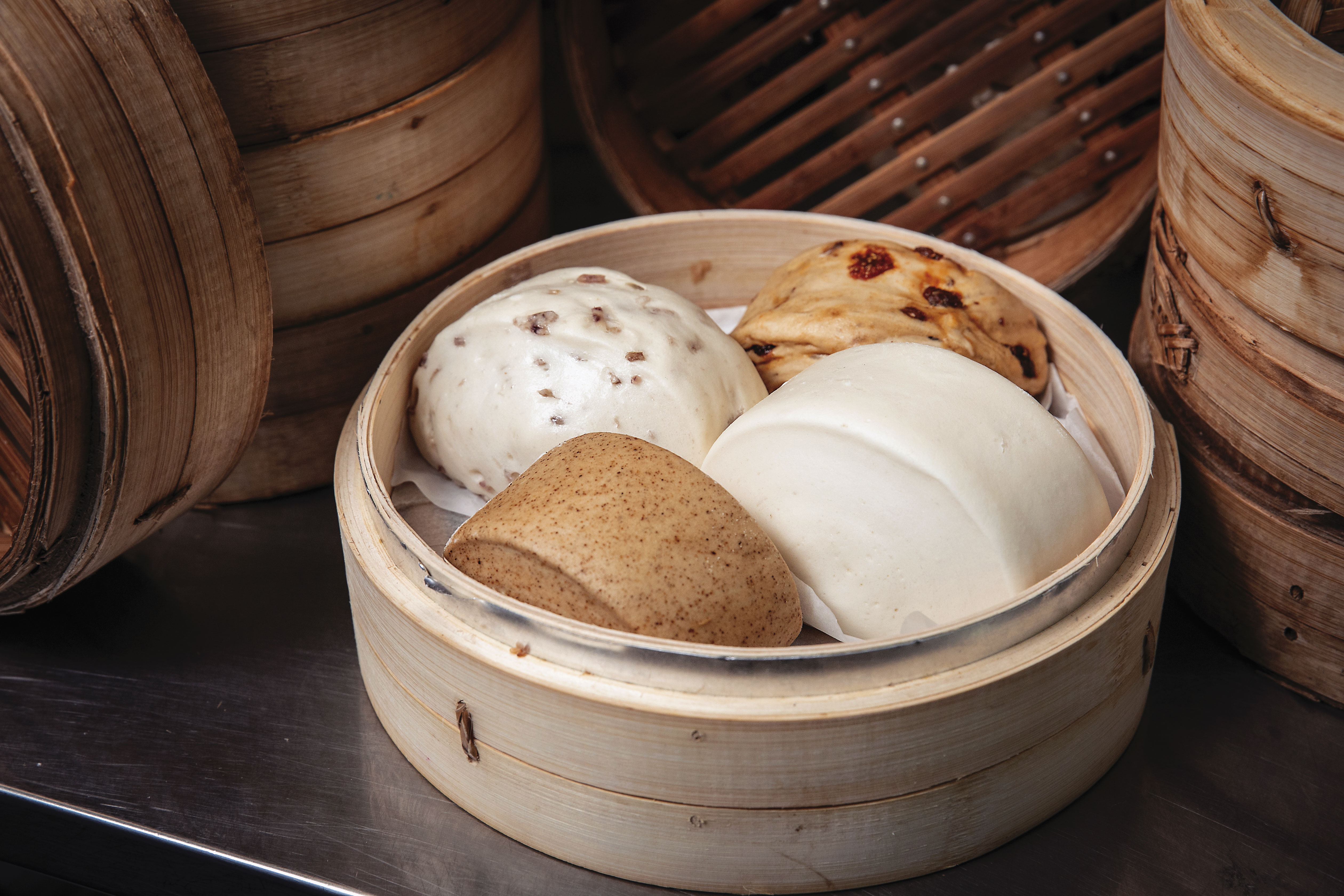 永豐盛的饅頭,以天然食材與麵團攪拌而成,口味極佳。(原味白饅頭/雜糧饅頭/黑糖饅頭,20元/顆;養生枸杞饅頭,30元/顆)
