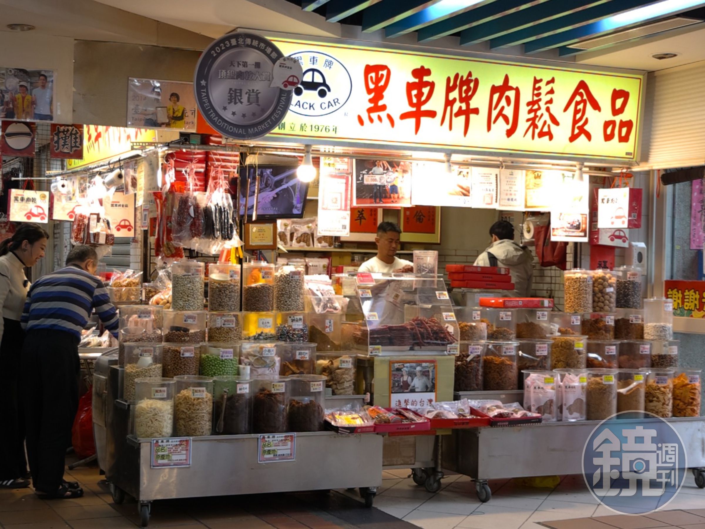 1976年創立的「黑車牌肉鬆食品」，是台北蘭州市場裡的人氣老店。