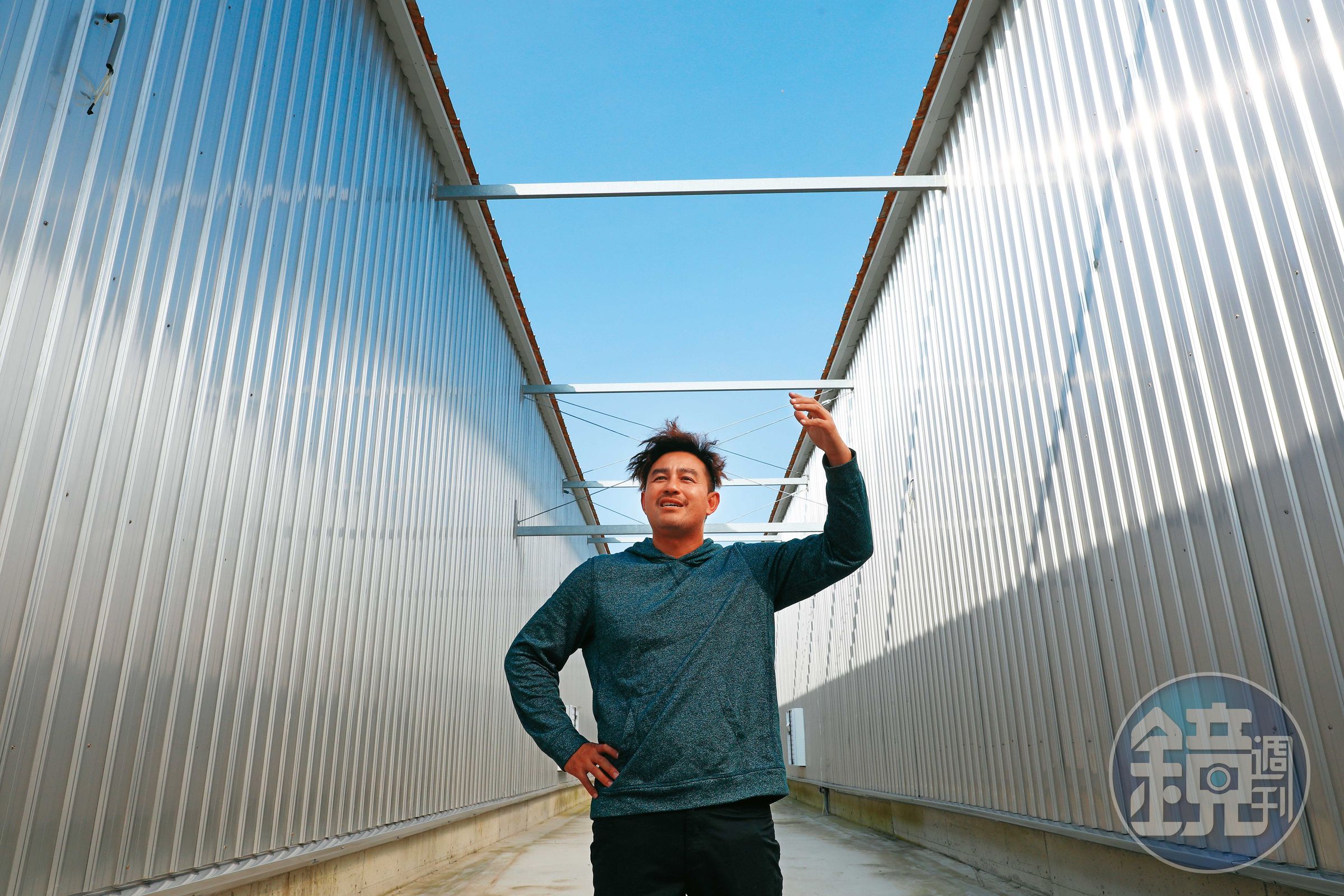 陳育旗投資的蛋雞場，屋頂上的光電設備是他出資請業者鋪設，發電收益能全拿，每月賣電收入約15萬元。