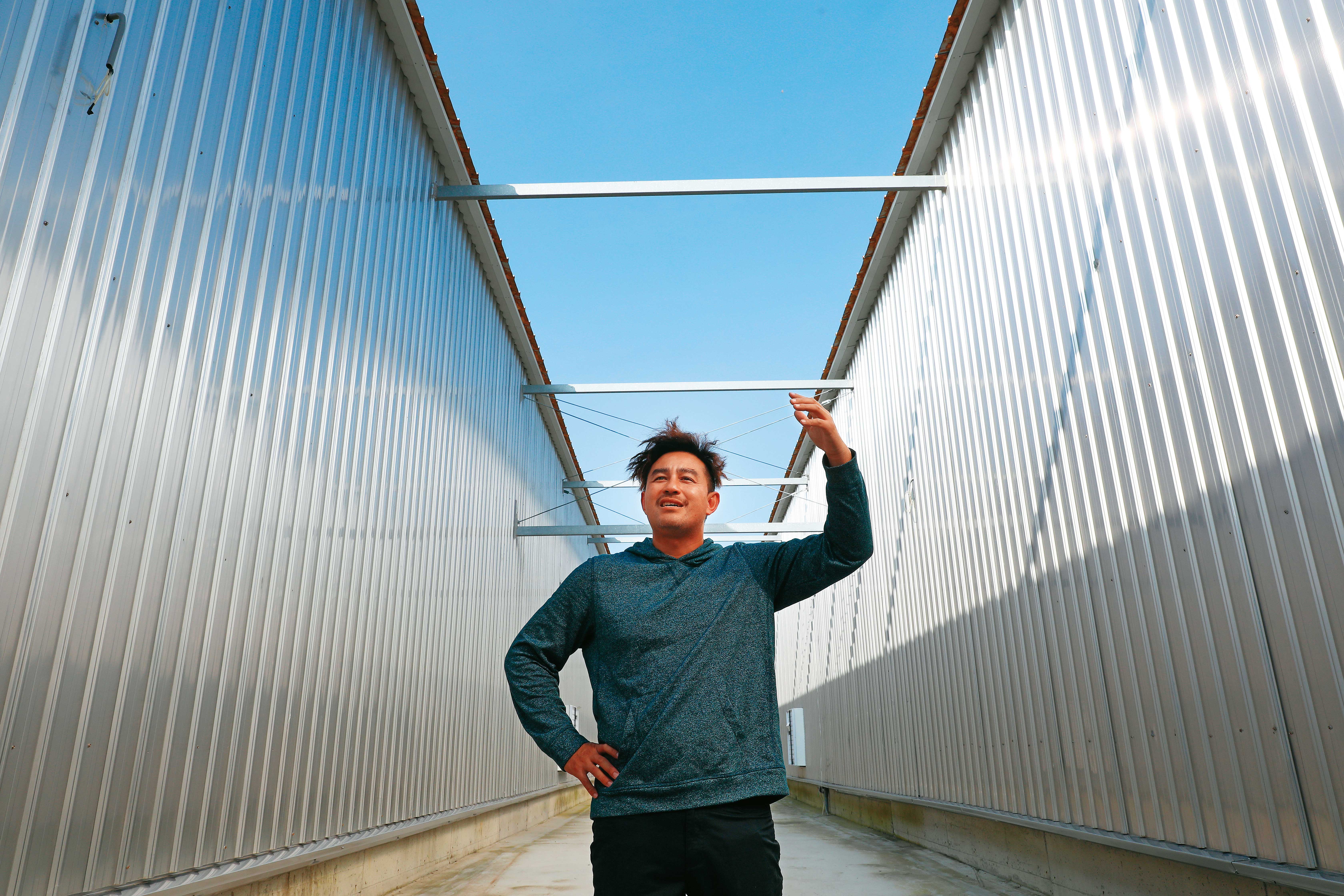 陳育旗投資的蛋雞場,屋頂上的光電設備是他出資請業者鋪設,發電收益能全拿,每月賣電收入約15萬元。