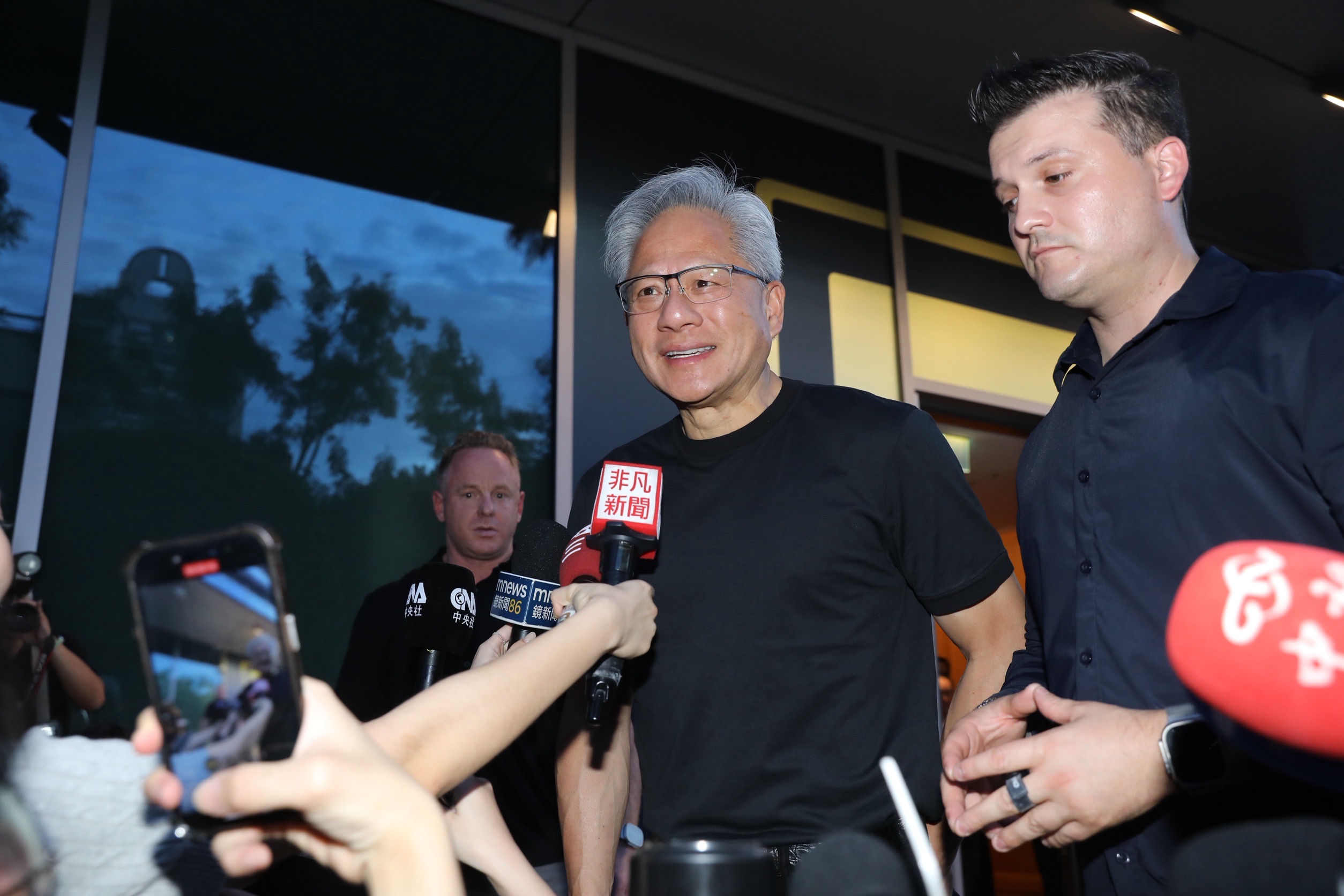 廣達集團董事長林百里今(27)晚宴請輝達創辦人黃仁勳。