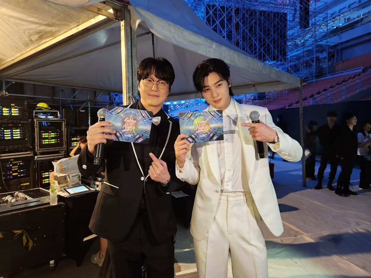 成始璄連續10年擔任金唱片獎主持人，去年還有車銀優一起。（翻攝成始璄INS）