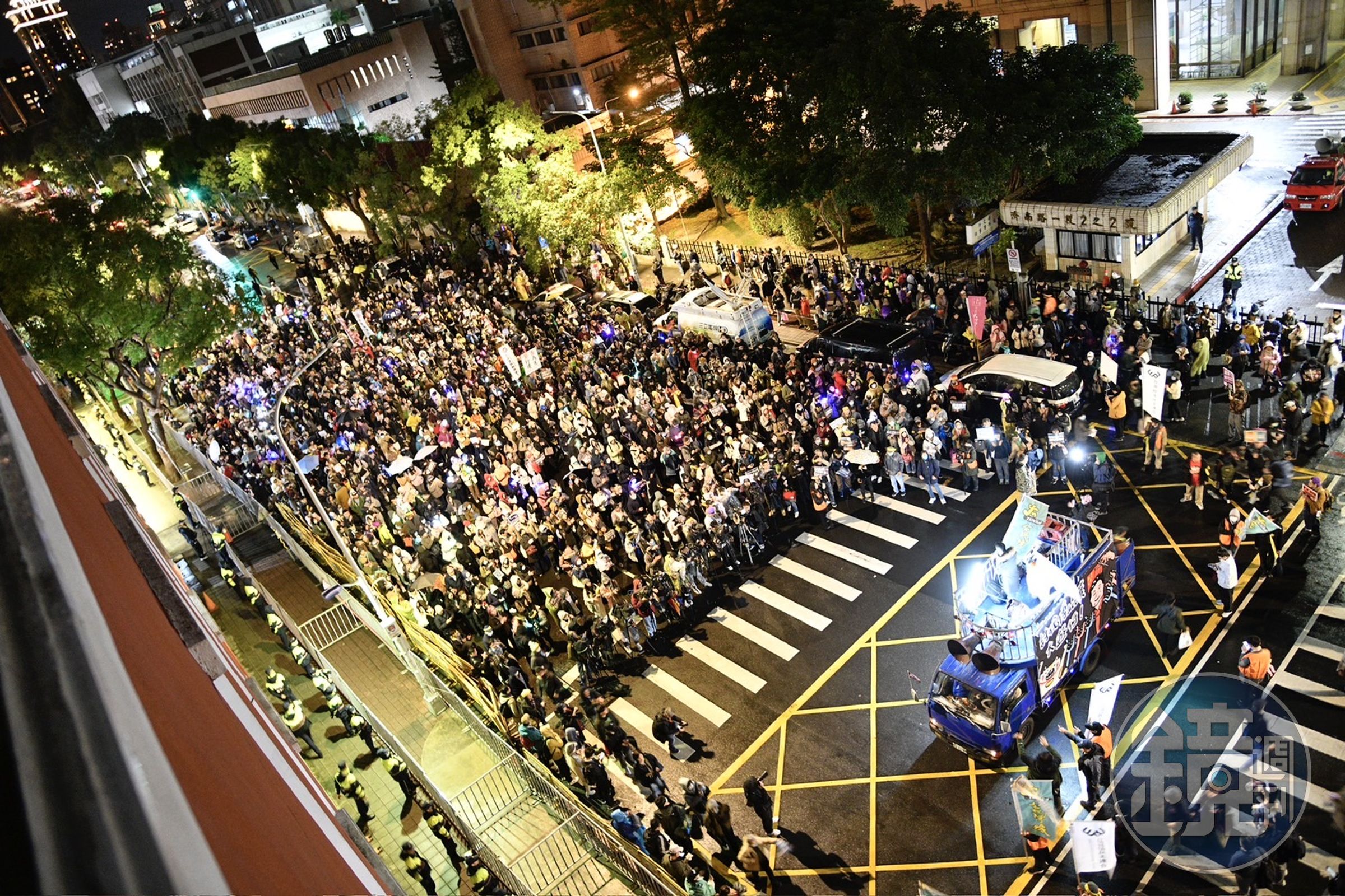 國民黨明天將強渡3大爭議法案,今晚有大批民眾聚集在立法院外,對此表達不滿。