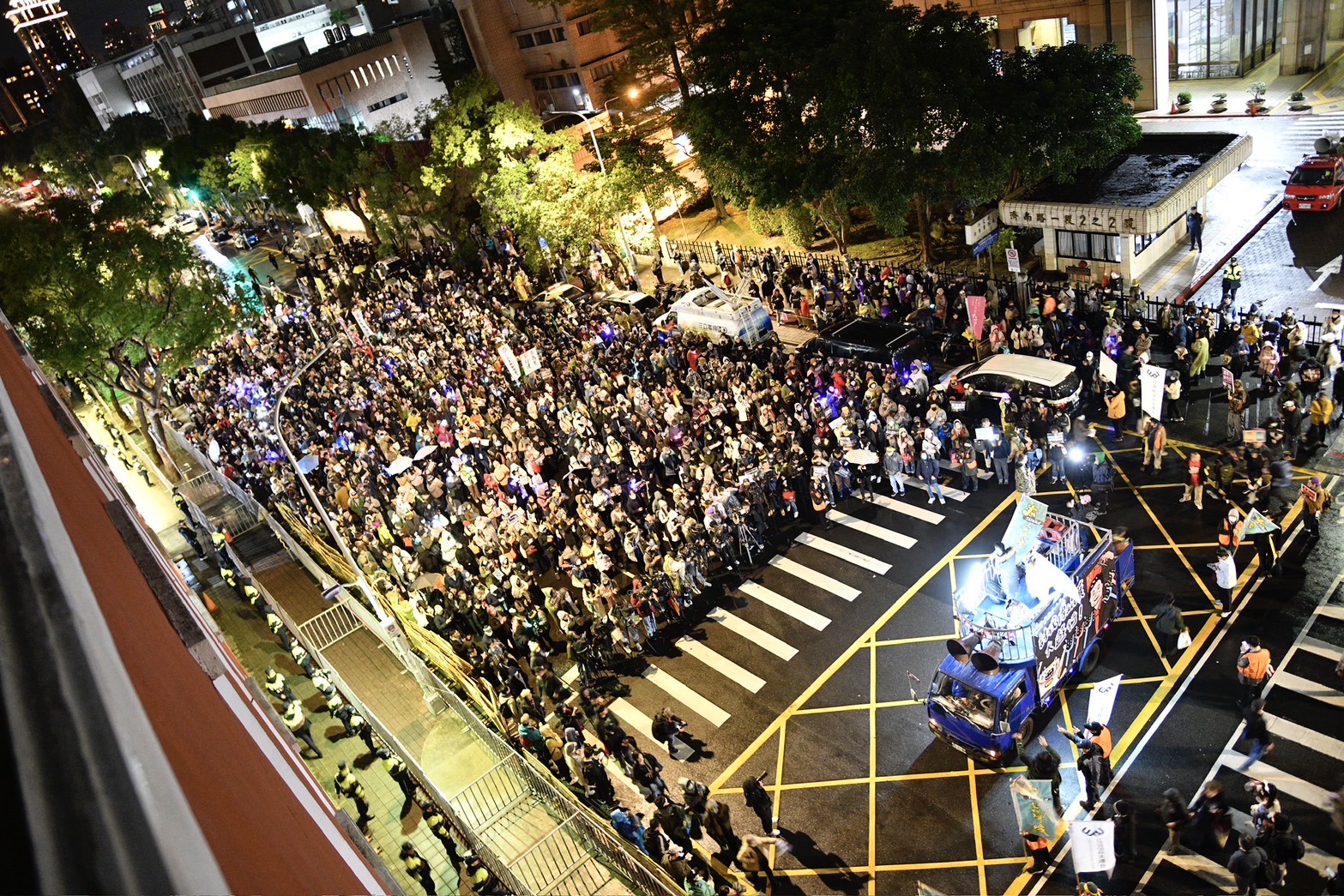 國民黨明天將強渡3大爭議法案，今晚有大批民眾聚集在立法院外，對此表達不滿。