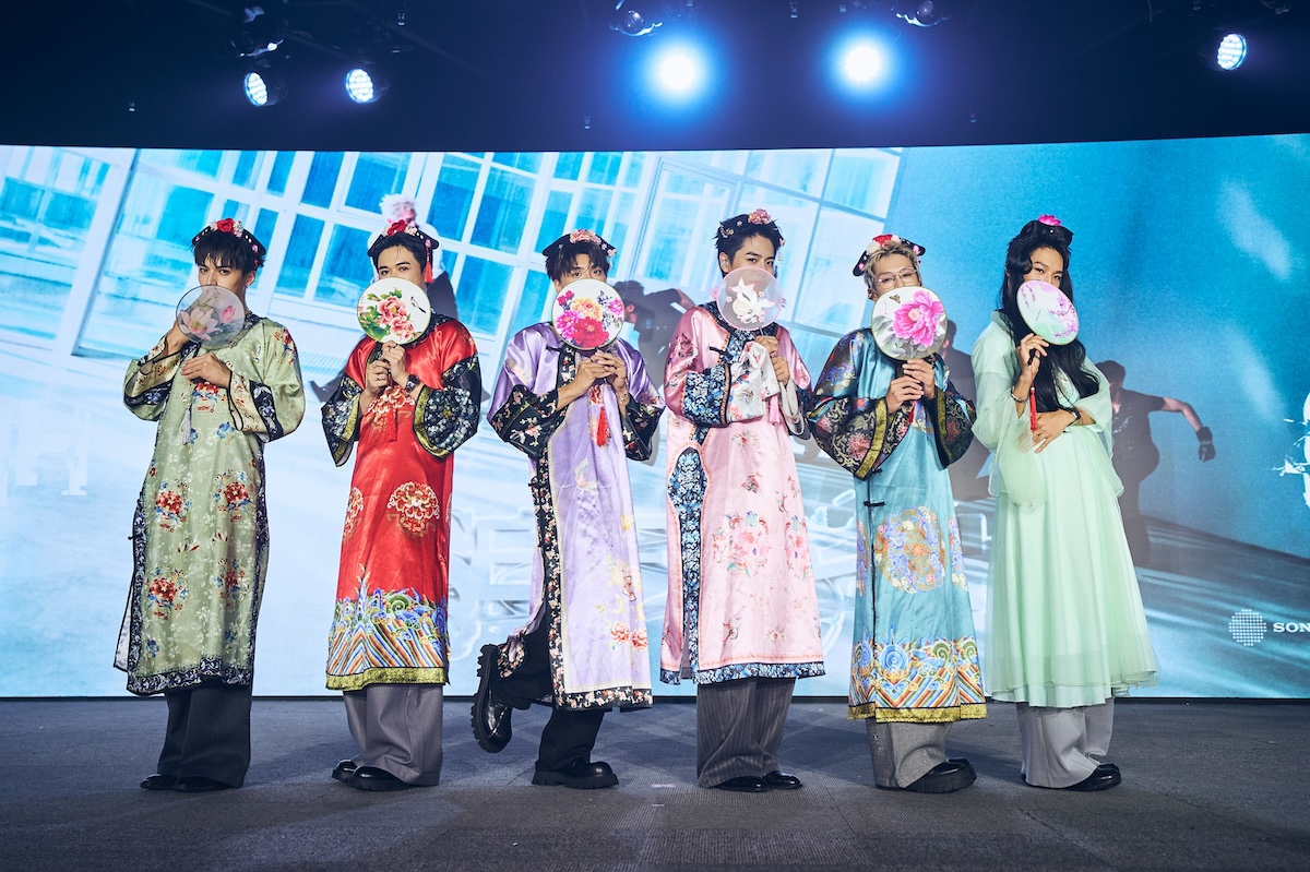 Ozone在Fancon的女裝大獲好評,哲言(左起)、祖安、文廷、佳辰、子翔、煥鈞續扮寵粉。(圖/索尼音樂)