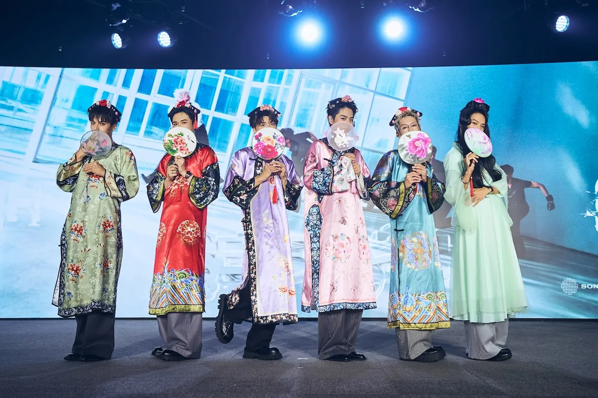 Ozone在Fancon的女裝大獲好評，哲言（左起）、祖安、文廷、佳辰、子翔、煥鈞續扮寵粉。（圖／索尼音樂）