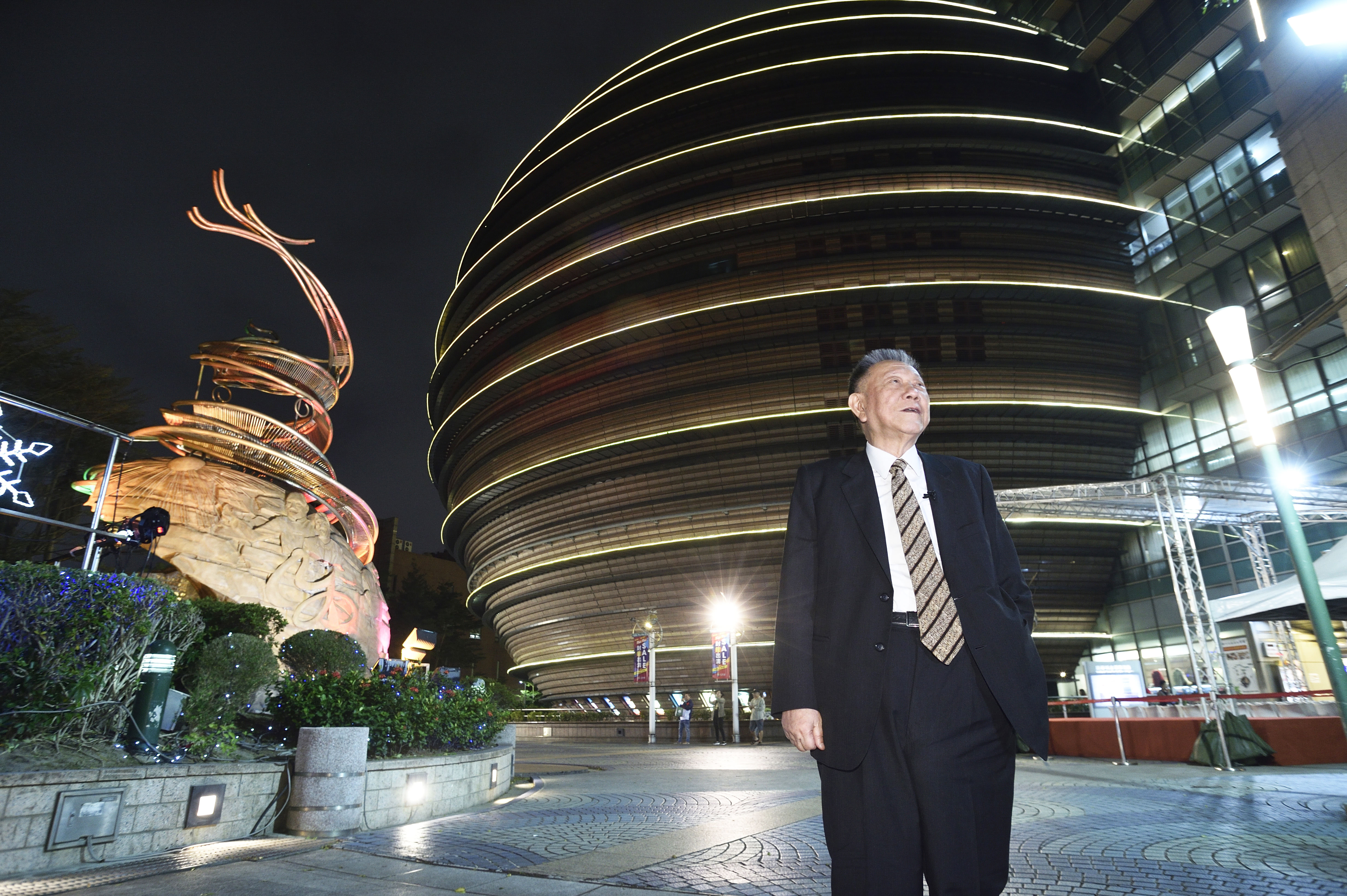 京華城百貨開業18年因經營不善熄燈,沈慶京除為拉高容積率涉行賄遭起訴,交易土地也涉掏空公司資產遭交保。