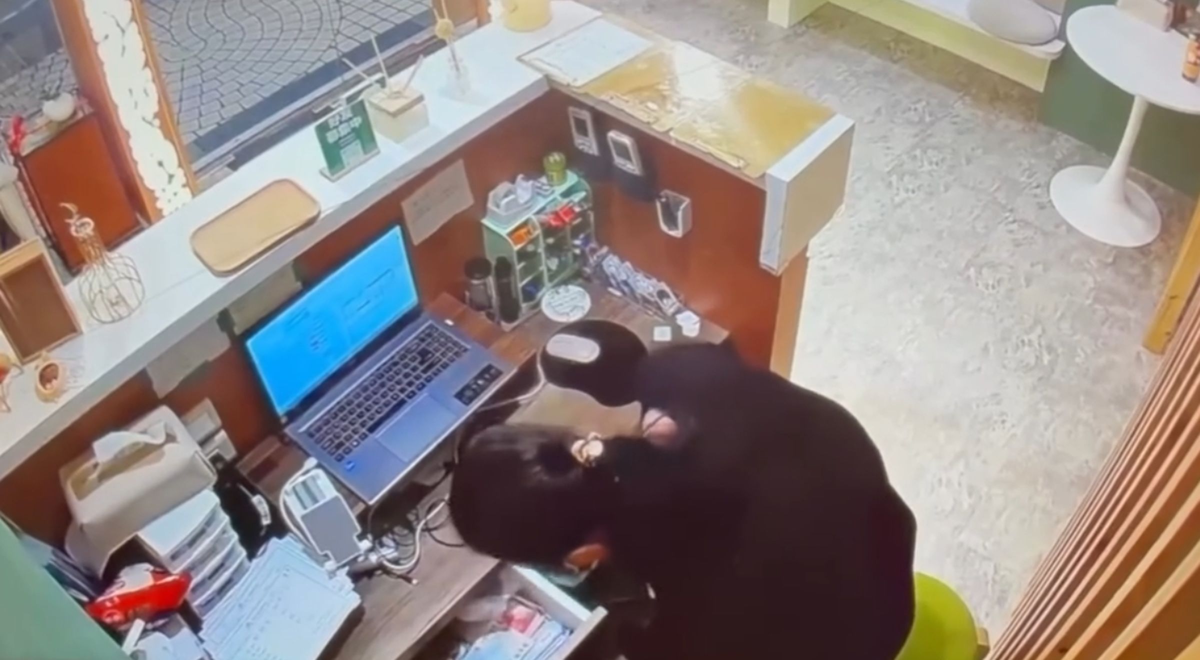 三重燒肉Smile火警附近,一家按摩店人員暫時撤離,未料竟被一名慣竊婦人上門偷走3.5萬元現金。(翻攝自Threads)
