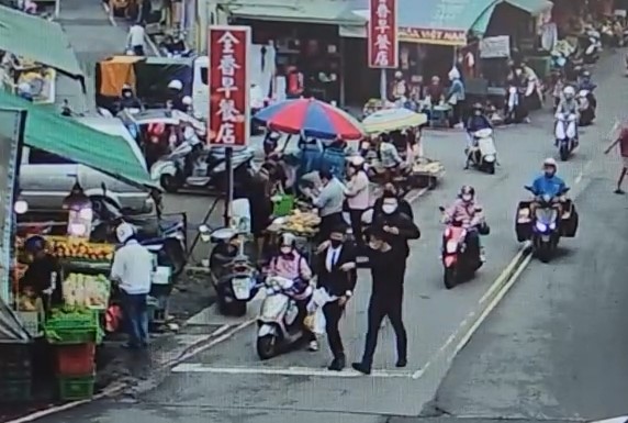 弘仁會成員偽裝成假刑警，前往指定地點取款。（翻攝畫面）